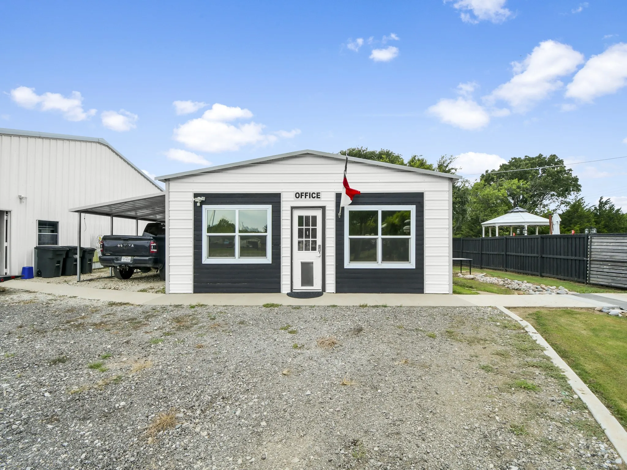 Single Family Residence For Sale in Grayson County , 9867 Dripping Springs Road, Denison, Texas 75021, 4 Bedrooms, 3 Bathrooms, 2 Garage spaces, 3,554 Sqft, built in 1986, Price $1,200,000, mls#21338726, Real Estate Agent in Denison, Homes For Sale in Grayson county, Homes For Sale in Denison, Realtor in Denison Texas, Real Estate Brokerage Independent Realty Texas, Luminita Cordes Realtor