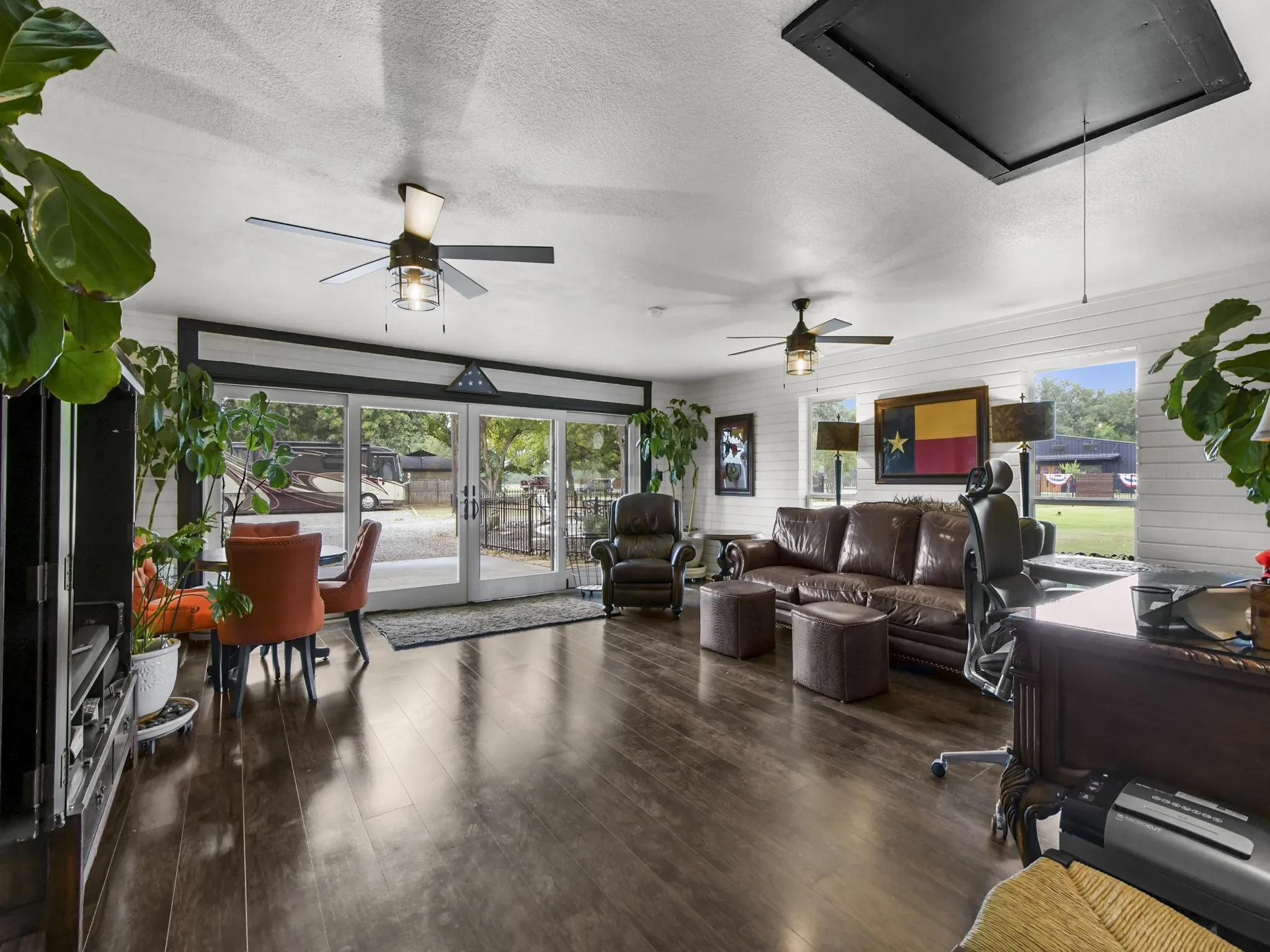 Single Family Residence For Sale in Grayson County , 9867 Dripping Springs Road, Denison, Texas 75021, 4 Bedrooms, 3 Bathrooms, 2 Garage spaces, 3,554 Sqft, built in 1986, Price $1,200,000, mls#21338726, Real Estate Agent in Denison, Homes For Sale in Grayson county, Homes For Sale in Denison, Realtor in Denison Texas, Real Estate Brokerage Independent Realty Texas, Luminita Cordes Realtor