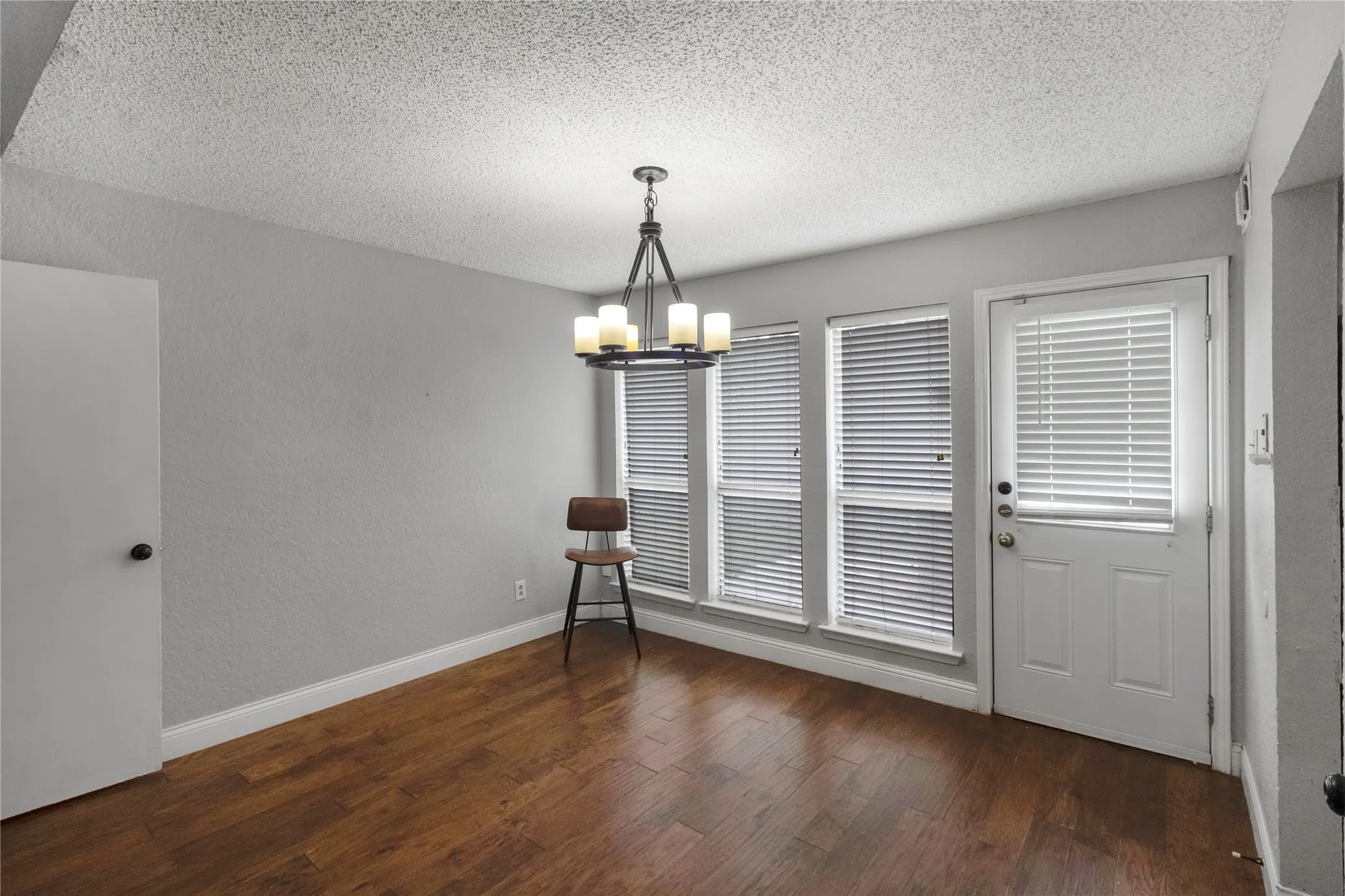 Single Family Residence For Sale in Tarrant County , 4927 Stage Line Drive, Arlington, Texas 76017, 3 Bedroom, 2 Bathroom, 2 Garage spaces, 2,120 Sqft, built in 1977, mls#21342465, Real Estate Agent in Arlington, Homes For Sale in Tarrant county, Homes For Sale in Arlington, Realtor in Arlington Texas, Real Estate Brokerage Independent Realty Texas, Luminita Cordes Realtor
