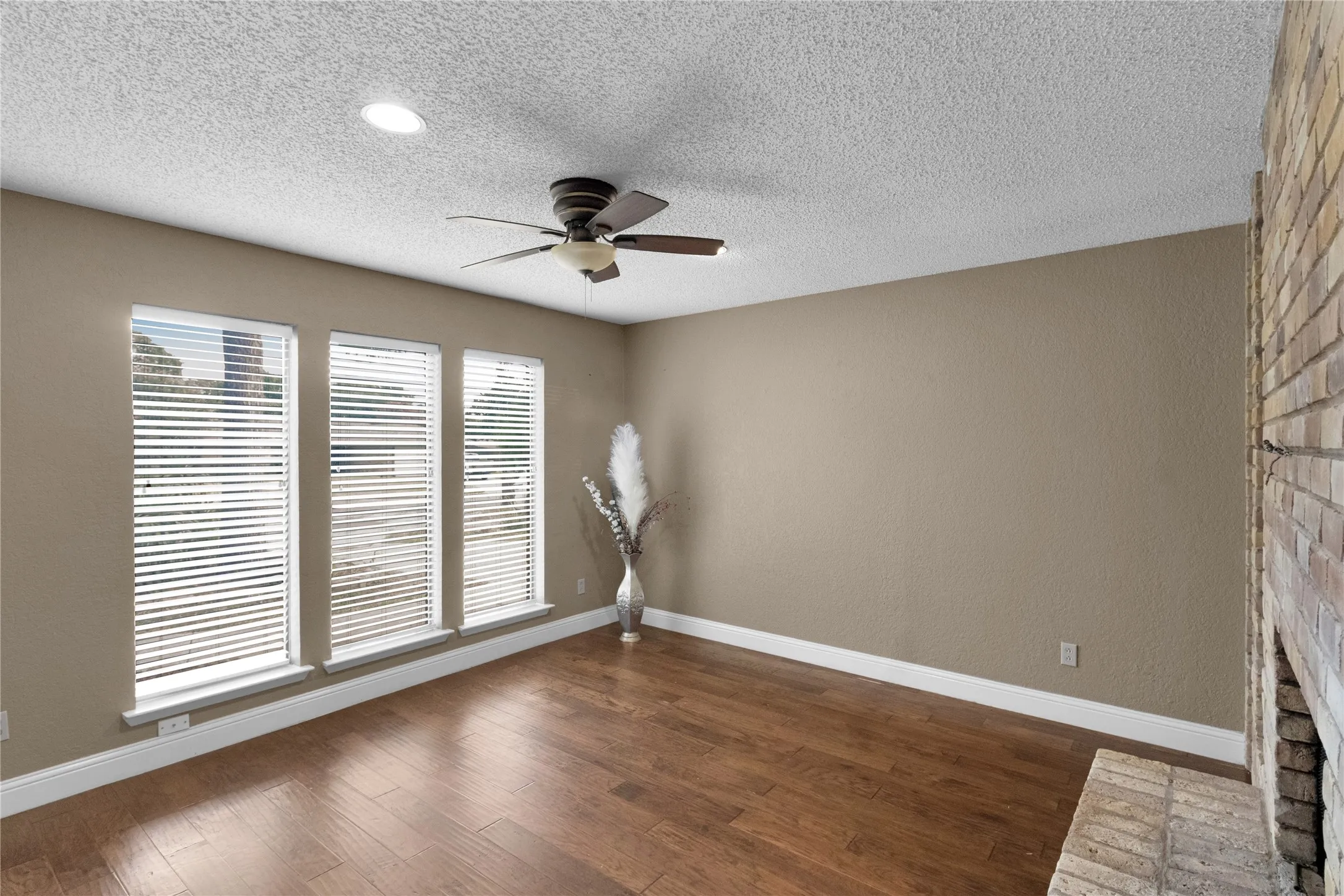 Single Family Residence For Sale in Tarrant County , 4927 Stage Line Drive, Arlington, Texas 76017, 3 Bedroom, 2 Bathroom, 2 Garage spaces, 2,120 Sqft, built in 1977, mls#21342465, Real Estate Agent in Arlington, Homes For Sale in Tarrant county, Homes For Sale in Arlington, Realtor in Arlington Texas, Real Estate Brokerage Independent Realty Texas, Luminita Cordes Realtor