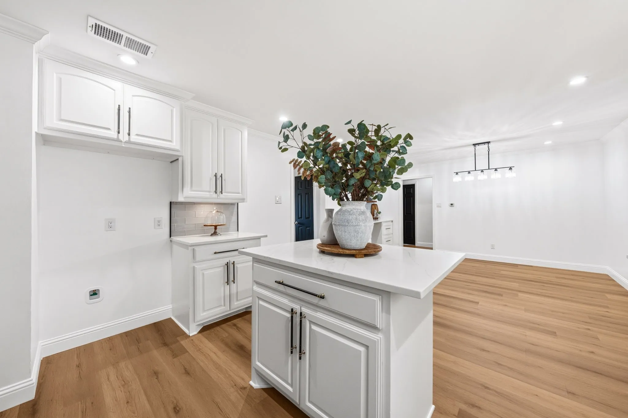 Single Family Residence For Sale in Dallas County , 2110 Tompkins Drive, Grand Prairie, Texas 75051, 5 Bedroom, 3 Bathroom, Garage spaces, 2,234 Sqft, built in 1964, mls#21342685, Real Estate Agent in Grand Prairie, Homes For Sale in Dallas county, Homes For Sale in Grand Prairie, Realtor in Grand Prairie Texas, Real Estate Brokerage Independent Realty Texas, Luminita Cordes Realtor