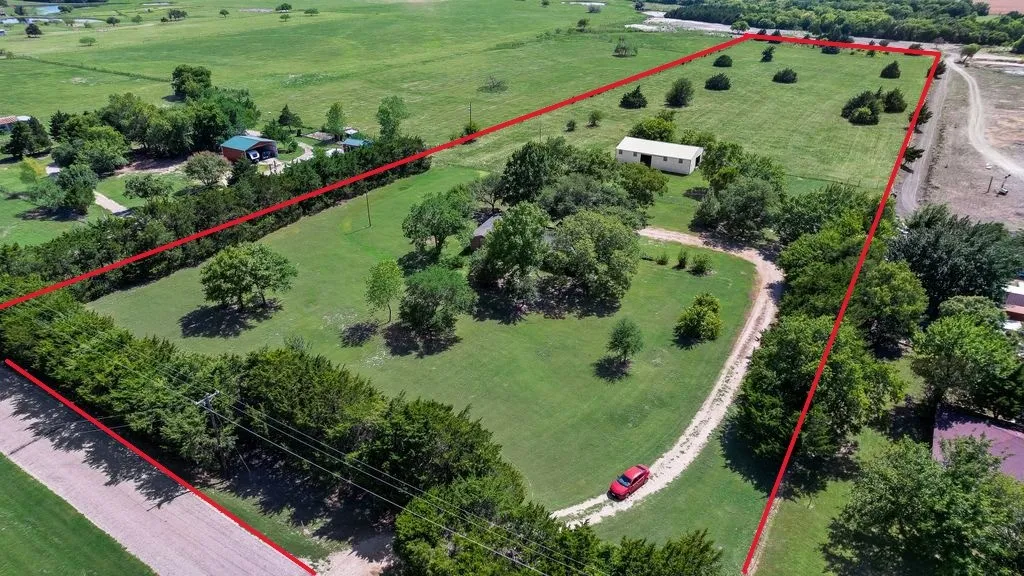 Farm For Sale in Ellis County , 824 Batchler Road, Red Oak, Texas 75154, 3 Bedroom, 2 Bathroom, 2 Garage spaces, 1,758 Sqft, built in 1975, mls#21342358, Real Estate Agent in Red Oak, Homes For Sale in Ellis county, Homes For Sale in Red Oak, Realtor in Red Oak Texas, Real Estate Brokerage Independent Realty Texas, Luminita Cordes Realtor