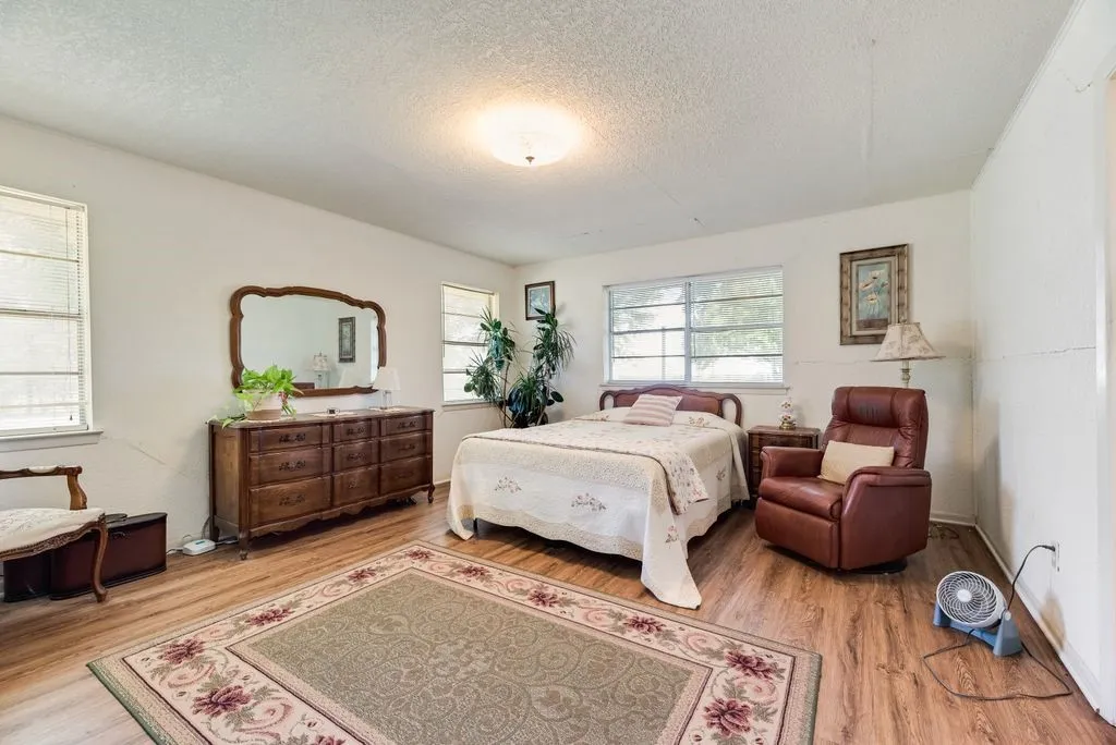 Farm For Sale in Ellis County , 824 Batchler Road, Red Oak, Texas 75154, 3 Bedroom, 2 Bathroom, 2 Garage spaces, 1,758 Sqft, built in 1975, mls#21342358, Real Estate Agent in Red Oak, Homes For Sale in Ellis county, Homes For Sale in Red Oak, Realtor in Red Oak Texas, Real Estate Brokerage Independent Realty Texas, Luminita Cordes Realtor