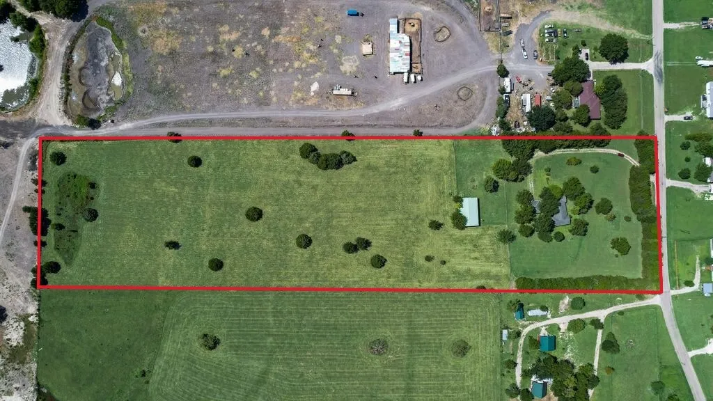 Farm For Sale in Ellis County , 824 Batchler Road, Red Oak, Texas 75154, 3 Bedroom, 2 Bathroom, 2 Garage spaces, 1,758 Sqft, built in 1975, mls#21342358, Real Estate Agent in Red Oak, Homes For Sale in Ellis county, Homes For Sale in Red Oak, Realtor in Red Oak Texas, Real Estate Brokerage Independent Realty Texas, Luminita Cordes Realtor