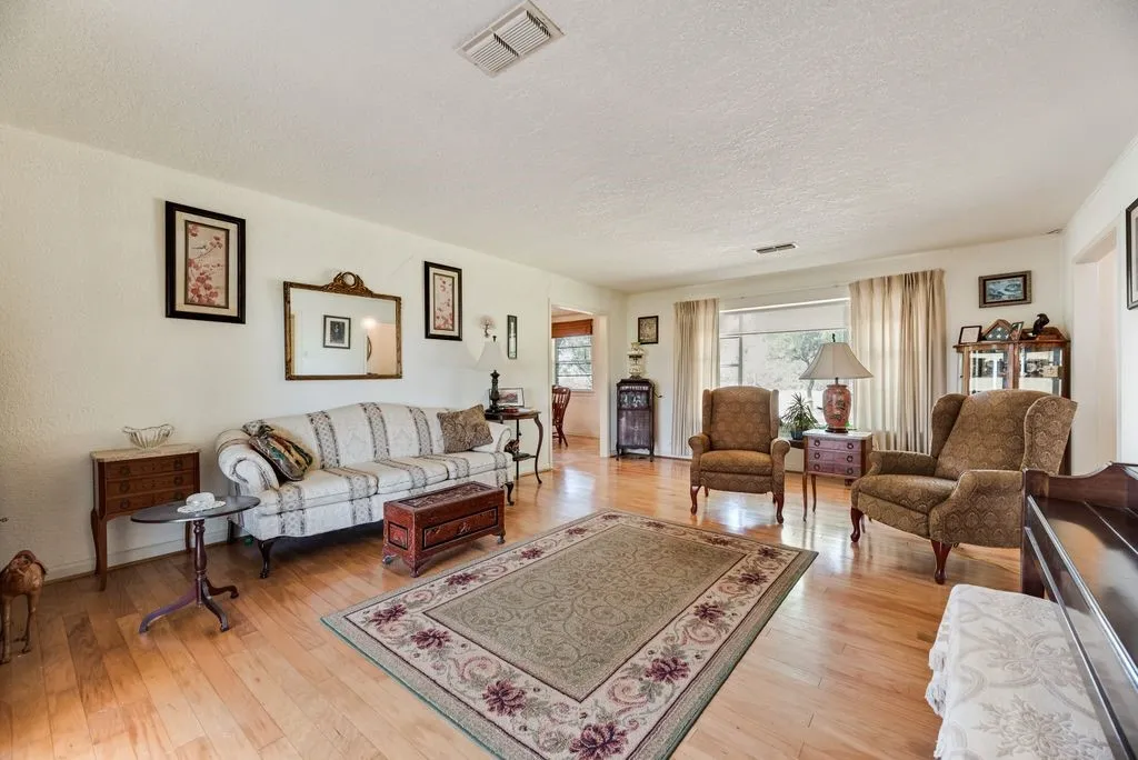 Farm For Sale in Ellis County , 824 Batchler Road, Red Oak, Texas 75154, 3 Bedroom, 2 Bathroom, 2 Garage spaces, 1,758 Sqft, built in 1975, mls#21342358, Real Estate Agent in Red Oak, Homes For Sale in Ellis county, Homes For Sale in Red Oak, Realtor in Red Oak Texas, Real Estate Brokerage Independent Realty Texas, Luminita Cordes Realtor