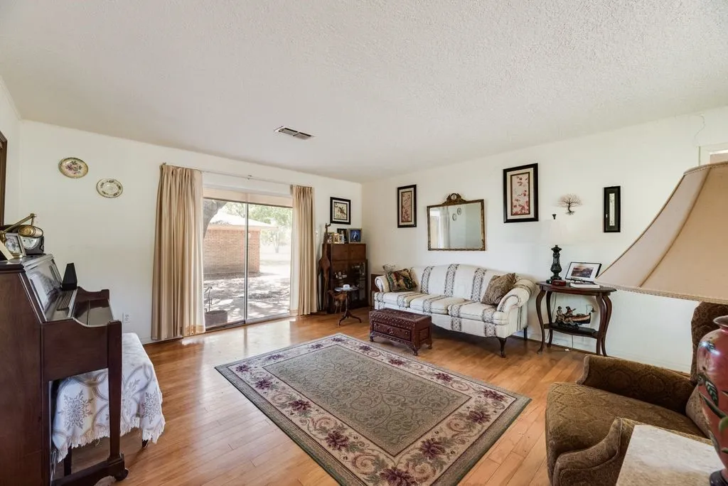 Farm For Sale in Ellis County , 824 Batchler Road, Red Oak, Texas 75154, 3 Bedroom, 2 Bathroom, 2 Garage spaces, 1,758 Sqft, built in 1975, mls#21342358, Real Estate Agent in Red Oak, Homes For Sale in Ellis county, Homes For Sale in Red Oak, Realtor in Red Oak Texas, Real Estate Brokerage Independent Realty Texas, Luminita Cordes Realtor