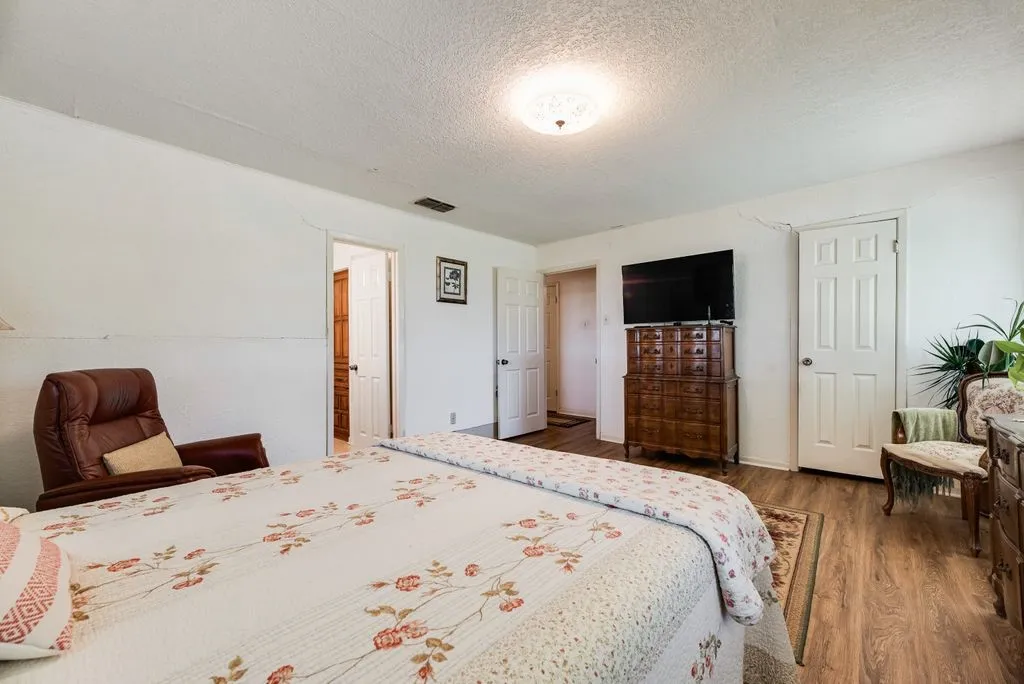 Farm For Sale in Ellis County , 824 Batchler Road, Red Oak, Texas 75154, 3 Bedroom, 2 Bathroom, 2 Garage spaces, 1,758 Sqft, built in 1975, mls#21342358, Real Estate Agent in Red Oak, Homes For Sale in Ellis county, Homes For Sale in Red Oak, Realtor in Red Oak Texas, Real Estate Brokerage Independent Realty Texas, Luminita Cordes Realtor