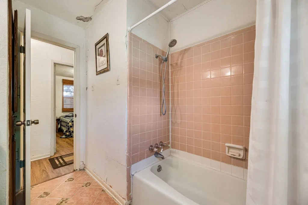 Farm For Sale in Ellis County , 824 Batchler Road, Red Oak, Texas 75154, 3 Bedroom, 2 Bathroom, 2 Garage spaces, 1,758 Sqft, built in 1975, mls#21342358, Real Estate Agent in Red Oak, Homes For Sale in Ellis county, Homes For Sale in Red Oak, Realtor in Red Oak Texas, Real Estate Brokerage Independent Realty Texas, Luminita Cordes Realtor
