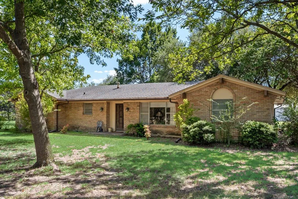 Farm For Sale in Ellis County , 824 Batchler Road, Red Oak, Texas 75154, 3 Bedroom, 2 Bathroom, 2 Garage spaces, 1,758 Sqft, built in 1975, mls#21342358, Real Estate Agent in Red Oak, Homes For Sale in Ellis county, Homes For Sale in Red Oak, Realtor in Red Oak Texas, Real Estate Brokerage Independent Realty Texas, Luminita Cordes Realtor