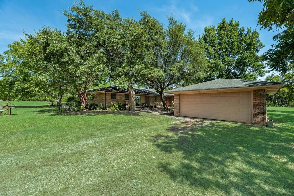 Farm For Sale in Ellis County , 824 Batchler Road, Red Oak, Texas 75154, 3 Bedroom, 2 Bathroom, 2 Garage spaces, 1,758 Sqft, built in 1975, mls#21342358, Real Estate Agent in Red Oak, Homes For Sale in Ellis county, Homes For Sale in Red Oak, Realtor in Red Oak Texas, Real Estate Brokerage Independent Realty Texas, Luminita Cordes Realtor