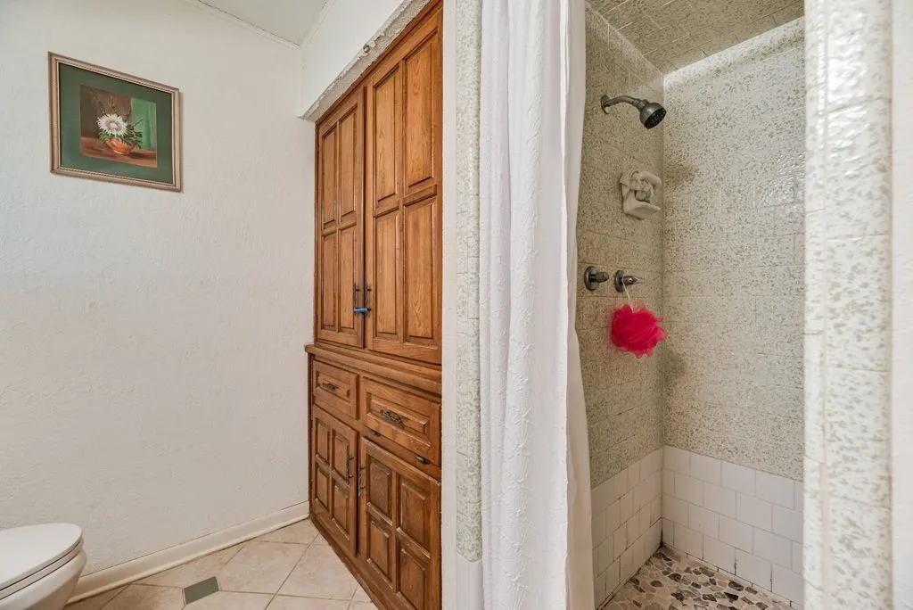Farm For Sale in Ellis County , 824 Batchler Road, Red Oak, Texas 75154, 3 Bedroom, 2 Bathroom, 2 Garage spaces, 1,758 Sqft, built in 1975, mls#21342358, Real Estate Agent in Red Oak, Homes For Sale in Ellis county, Homes For Sale in Red Oak, Realtor in Red Oak Texas, Real Estate Brokerage Independent Realty Texas, Luminita Cordes Realtor