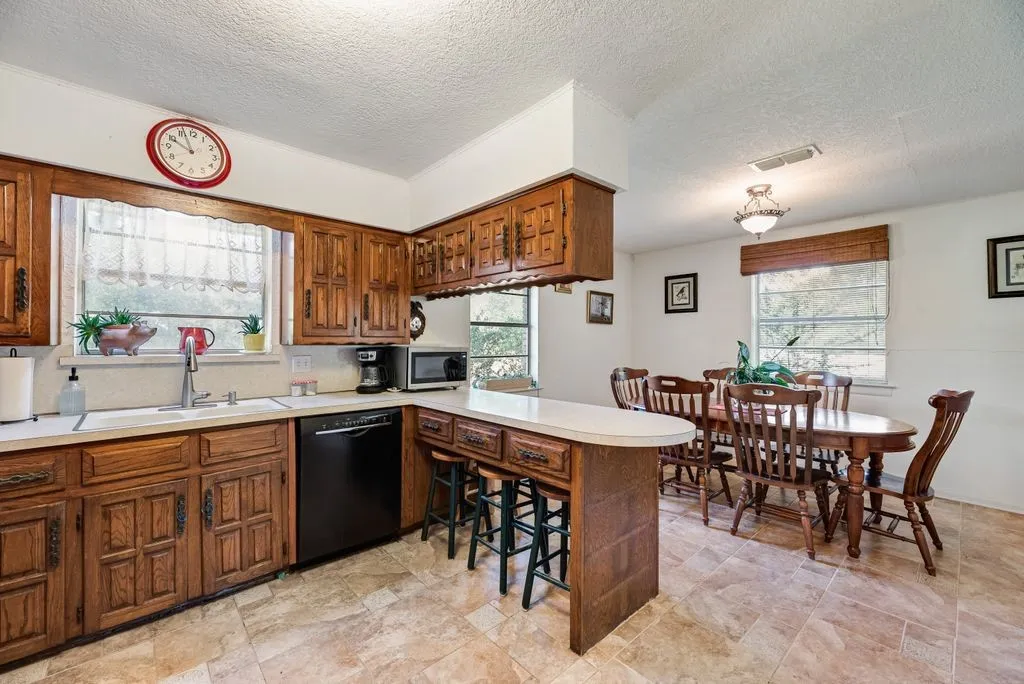 Farm For Sale in Ellis County , 824 Batchler Road, Red Oak, Texas 75154, 3 Bedroom, 2 Bathroom, 2 Garage spaces, 1,758 Sqft, built in 1975, mls#21342358, Real Estate Agent in Red Oak, Homes For Sale in Ellis county, Homes For Sale in Red Oak, Realtor in Red Oak Texas, Real Estate Brokerage Independent Realty Texas, Luminita Cordes Realtor
