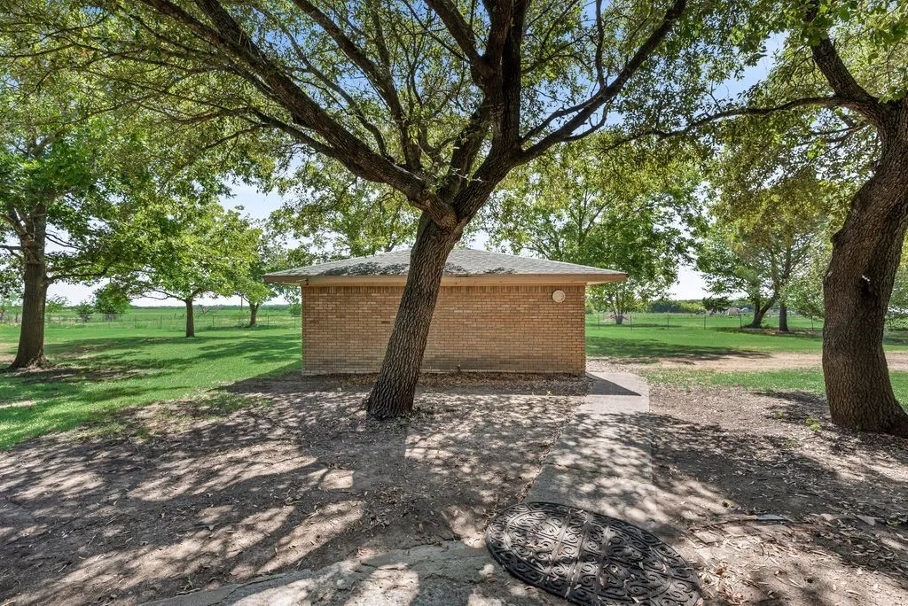 Farm For Sale in Ellis County , 824 Batchler Road, Red Oak, Texas 75154, 3 Bedroom, 2 Bathroom, 2 Garage spaces, 1,758 Sqft, built in 1975, mls#21342358, Real Estate Agent in Red Oak, Homes For Sale in Ellis county, Homes For Sale in Red Oak, Realtor in Red Oak Texas, Real Estate Brokerage Independent Realty Texas, Luminita Cordes Realtor