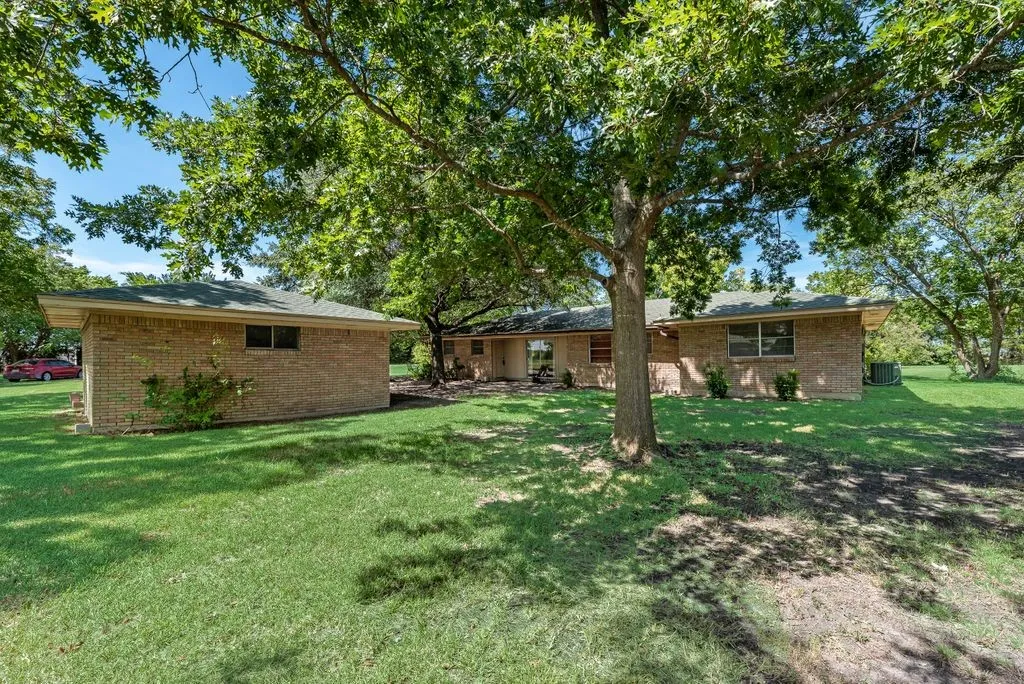 Farm For Sale in Ellis County , 824 Batchler Road, Red Oak, Texas 75154, 3 Bedroom, 2 Bathroom, 2 Garage spaces, 1,758 Sqft, built in 1975, mls#21342358, Real Estate Agent in Red Oak, Homes For Sale in Ellis county, Homes For Sale in Red Oak, Realtor in Red Oak Texas, Real Estate Brokerage Independent Realty Texas, Luminita Cordes Realtor