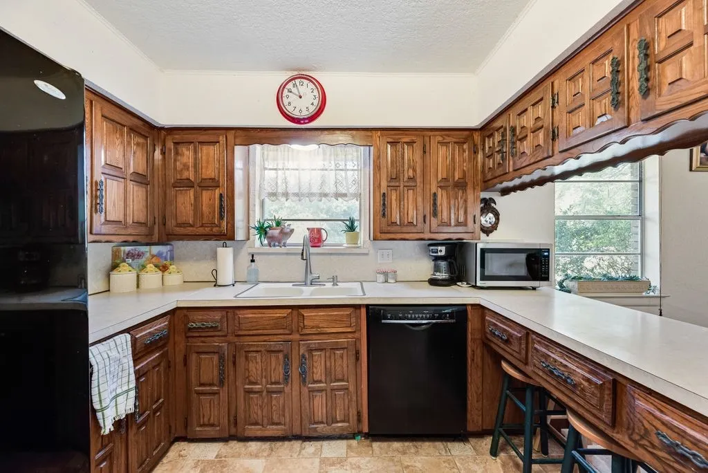 Farm For Sale in Ellis County , 824 Batchler Road, Red Oak, Texas 75154, 3 Bedroom, 2 Bathroom, 2 Garage spaces, 1,758 Sqft, built in 1975, mls#21342358, Real Estate Agent in Red Oak, Homes For Sale in Ellis county, Homes For Sale in Red Oak, Realtor in Red Oak Texas, Real Estate Brokerage Independent Realty Texas, Luminita Cordes Realtor