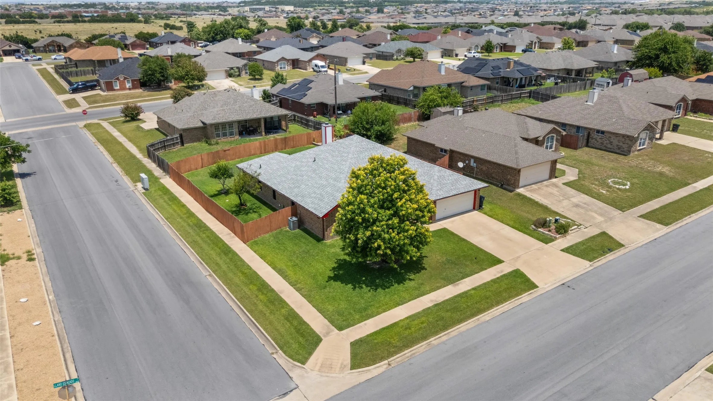 Single Family Residence For Sale in Bell County , 3709 S Llano Estacado Court, Killeen, Texas 76549, 4 Bedroom, 2 Bathroom, 2 Garage spaces, 2,053 Sqft, built in 2006, mls#21342777, Real Estate Agent in Killeen, Homes For Sale in Bell county, Homes For Sale in Killeen, Realtor in Killeen Texas, Real Estate Brokerage Independent Realty Texas, Luminita Cordes Realtor