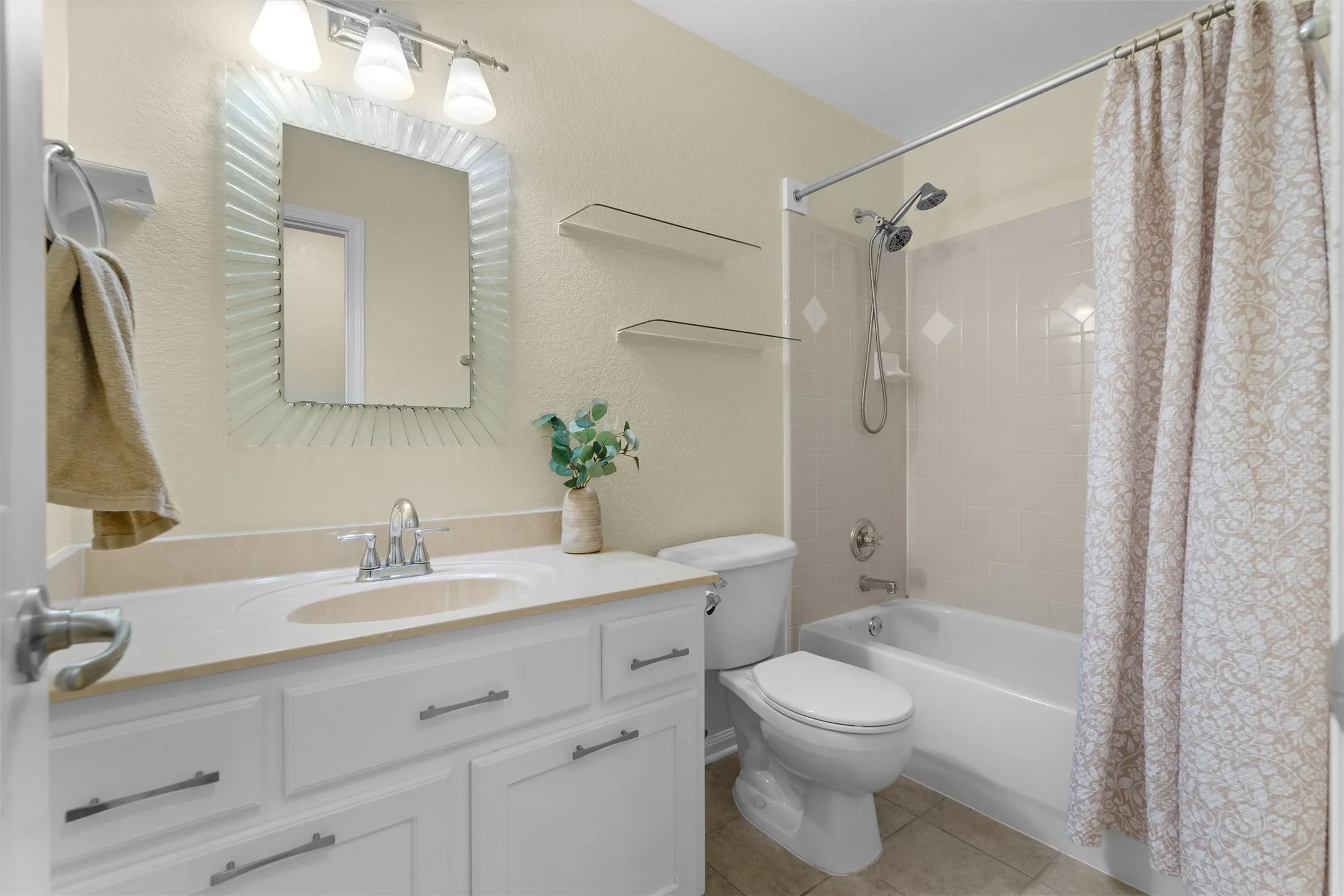 Single Family Residence For Sale in Bell County , 3709 S Llano Estacado Court, Killeen, Texas 76549, 4 Bedroom, 2 Bathroom, 2 Garage spaces, 2,053 Sqft, built in 2006, mls#21342777, Real Estate Agent in Killeen, Homes For Sale in Bell county, Homes For Sale in Killeen, Realtor in Killeen Texas, Real Estate Brokerage Independent Realty Texas, Luminita Cordes Realtor