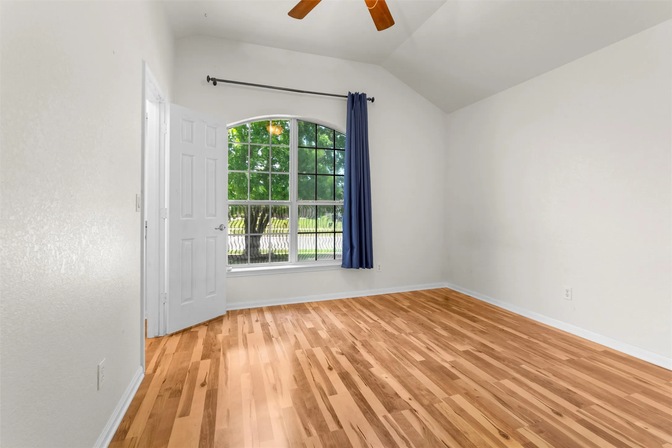 Single Family Residence For Sale in Bell County , 3709 S Llano Estacado Court, Killeen, Texas 76549, 4 Bedroom, 2 Bathroom, 2 Garage spaces, 2,053 Sqft, built in 2006, mls#21342777, Real Estate Agent in Killeen, Homes For Sale in Bell county, Homes For Sale in Killeen, Realtor in Killeen Texas, Real Estate Brokerage Independent Realty Texas, Luminita Cordes Realtor