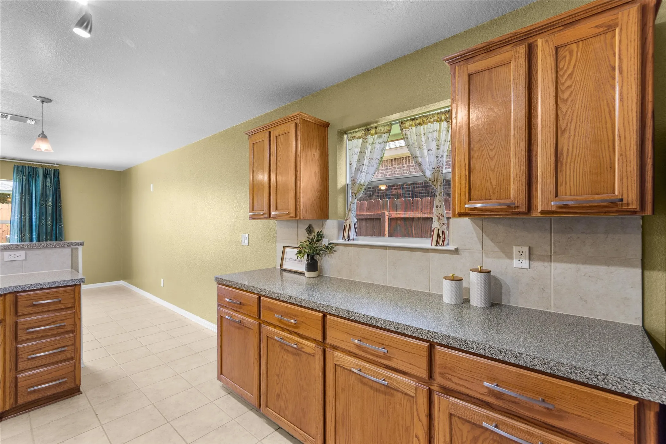 Single Family Residence For Sale in Bell County , 3709 S Llano Estacado Court, Killeen, Texas 76549, 4 Bedroom, 2 Bathroom, 2 Garage spaces, 2,053 Sqft, built in 2006, mls#21342777, Real Estate Agent in Killeen, Homes For Sale in Bell county, Homes For Sale in Killeen, Realtor in Killeen Texas, Real Estate Brokerage Independent Realty Texas, Luminita Cordes Realtor