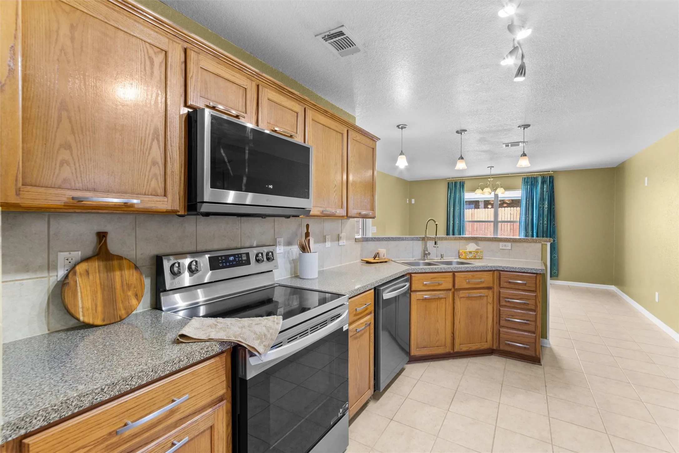 Single Family Residence For Sale in Bell County , 3709 S Llano Estacado Court, Killeen, Texas 76549, 4 Bedroom, 2 Bathroom, 2 Garage spaces, 2,053 Sqft, built in 2006, mls#21342777, Real Estate Agent in Killeen, Homes For Sale in Bell county, Homes For Sale in Killeen, Realtor in Killeen Texas, Real Estate Brokerage Independent Realty Texas, Luminita Cordes Realtor