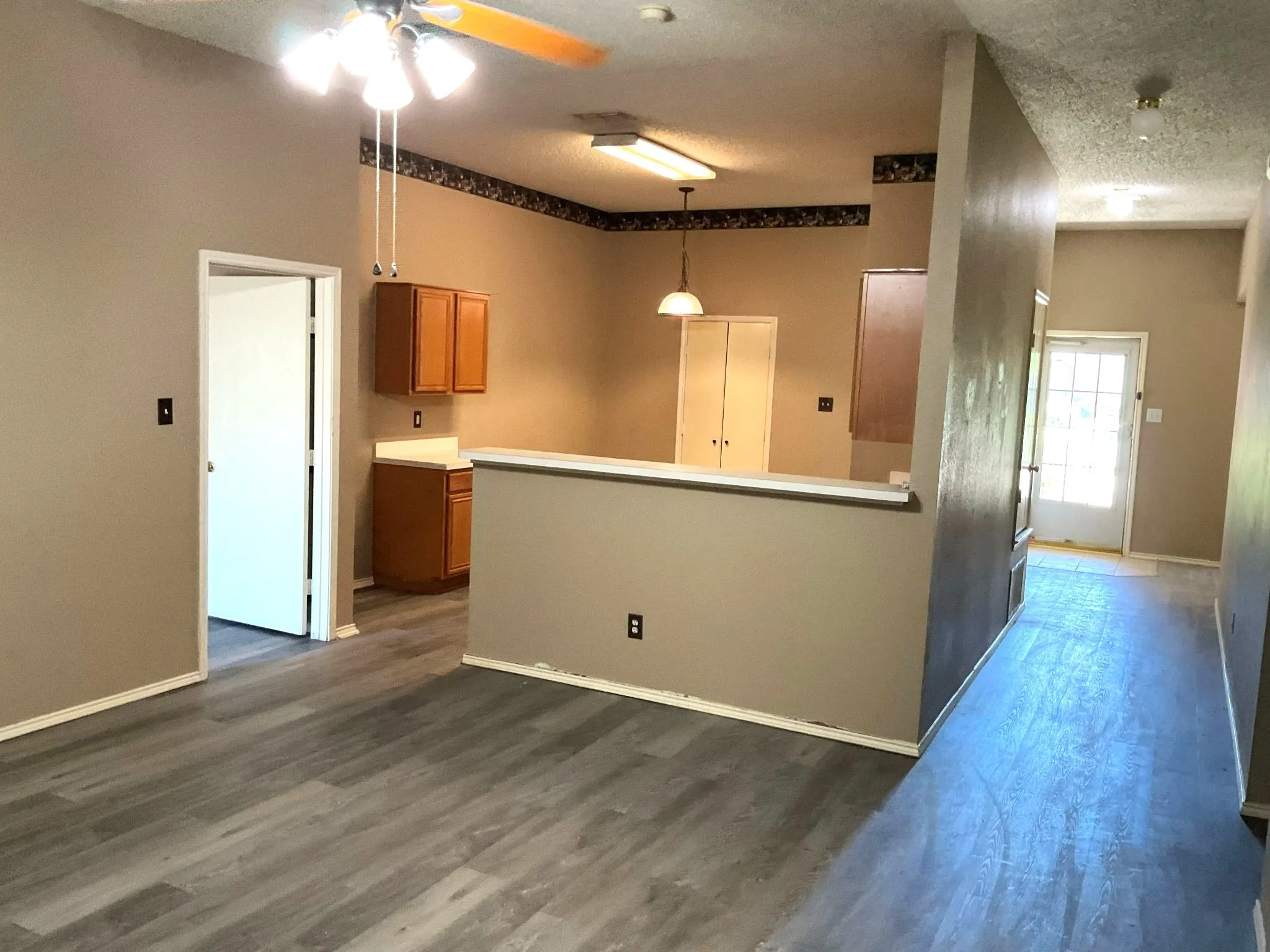 Single Family Residence For Rent in Johnson County , 1001 Stockton Drive, Burleson, Texas 76028, 3 Bedroom, 2 Bathroom, 2 Garage spaces, 1,695 Sqft, built in 2002, mls#21327386, Real Estate Agent in Burleson, Homes For Rent in Johnson county, Homes For Rent in Burleson, Realtor in Burleson Texas, Real Estate Brokerage Independent Realty Texas, Luminita Cordes Realtor