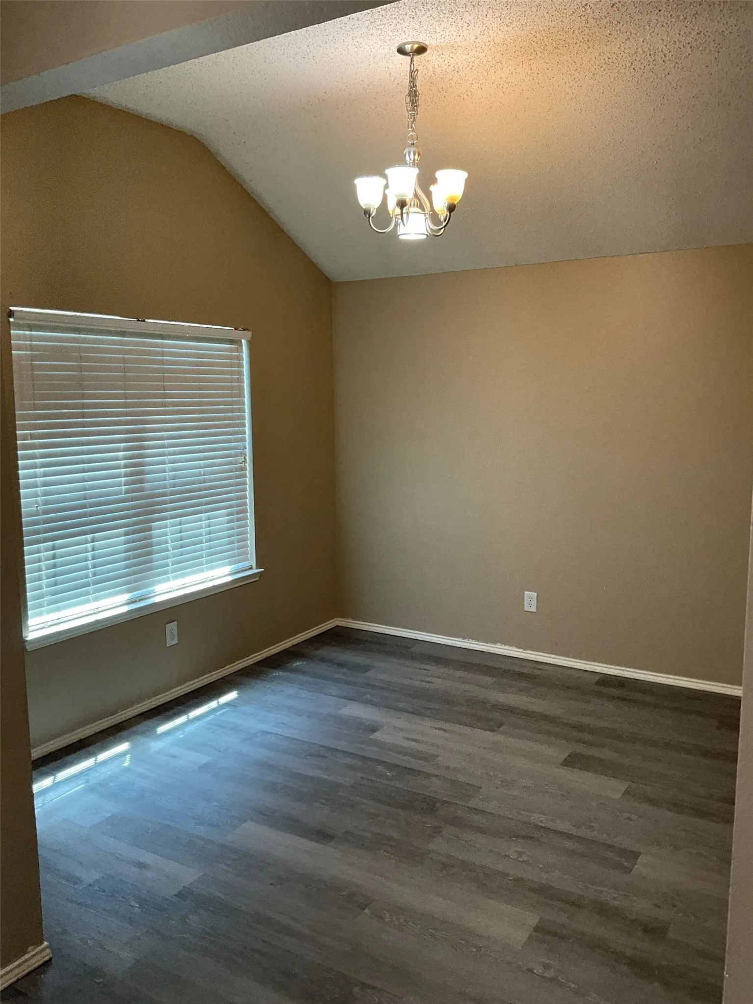 Single Family Residence For Rent in Johnson County , 1001 Stockton Drive, Burleson, Texas 76028, 3 Bedroom, 2 Bathroom, 2 Garage spaces, 1,695 Sqft, built in 2002, mls#21327386, Real Estate Agent in Burleson, Homes For Rent in Johnson county, Homes For Rent in Burleson, Realtor in Burleson Texas, Real Estate Brokerage Independent Realty Texas, Luminita Cordes Realtor