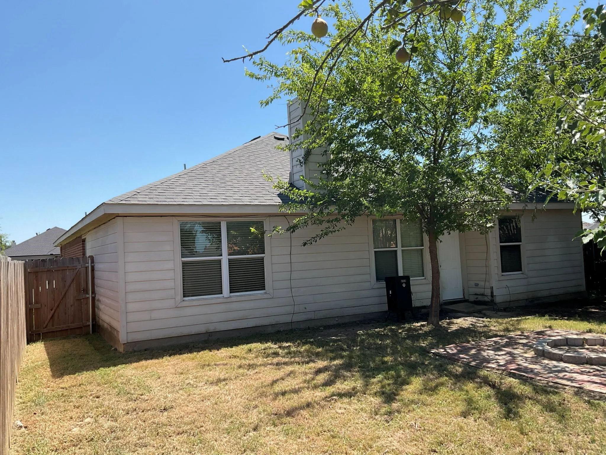 Single Family Residence For Rent in Johnson County , 1001 Stockton Drive, Burleson, Texas 76028, 3 Bedroom, 2 Bathroom, 2 Garage spaces, 1,695 Sqft, built in 2002, mls#21327386, Real Estate Agent in Burleson, Homes For Rent in Johnson county, Homes For Rent in Burleson, Realtor in Burleson Texas, Real Estate Brokerage Independent Realty Texas, Luminita Cordes Realtor