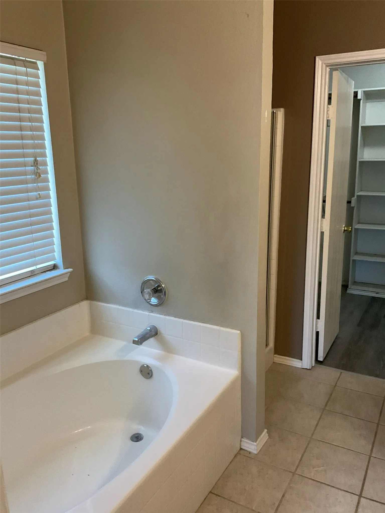 Single Family Residence For Rent in Johnson County , 1001 Stockton Drive, Burleson, Texas 76028, 3 Bedroom, 2 Bathroom, 2 Garage spaces, 1,695 Sqft, built in 2002, mls#21327386, Real Estate Agent in Burleson, Homes For Rent in Johnson county, Homes For Rent in Burleson, Realtor in Burleson Texas, Real Estate Brokerage Independent Realty Texas, Luminita Cordes Realtor