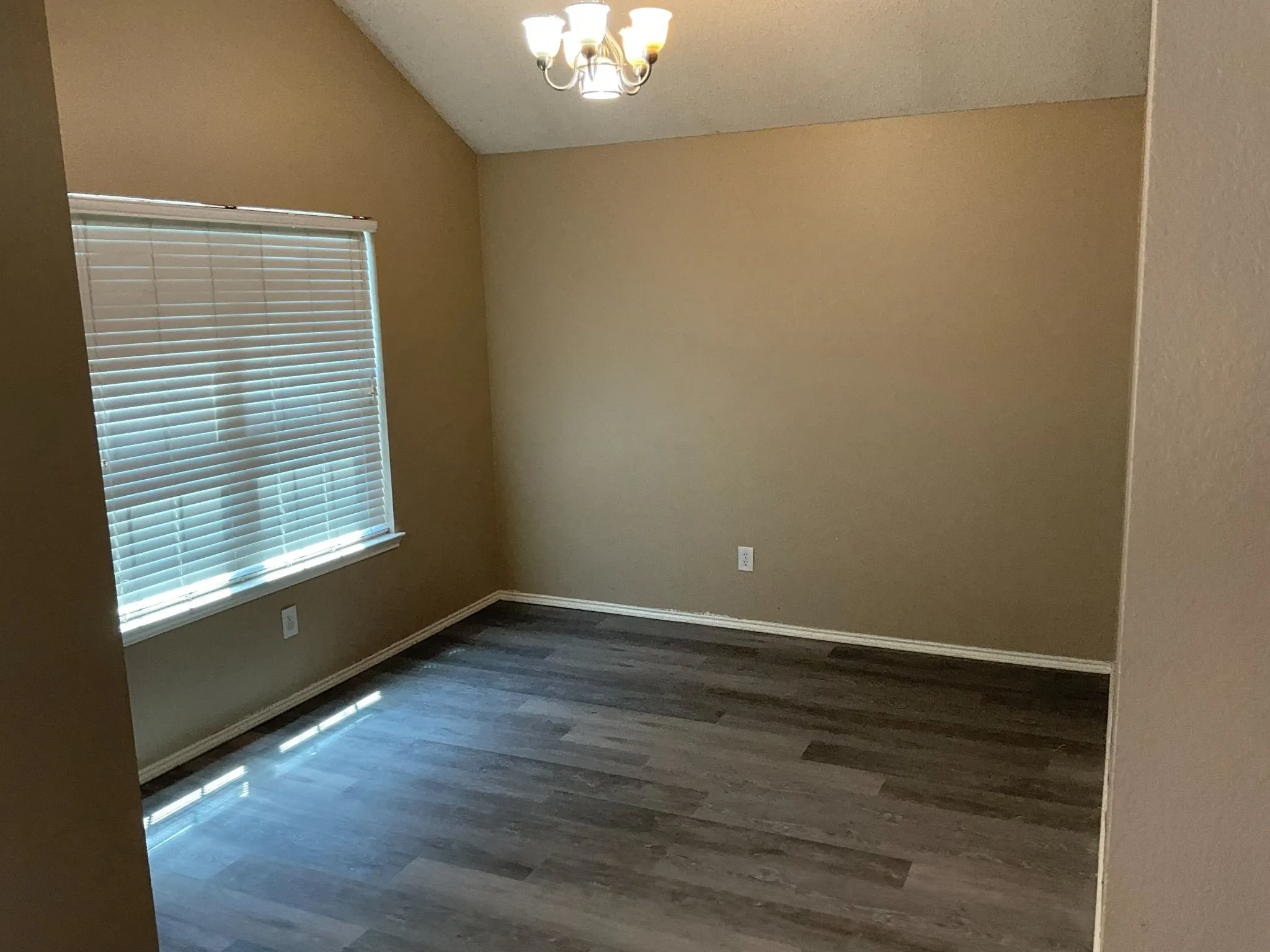 Single Family Residence For Rent in Johnson County , 1001 Stockton Drive, Burleson, Texas 76028, 3 Bedroom, 2 Bathroom, 2 Garage spaces, 1,695 Sqft, built in 2002, mls#21327386, Real Estate Agent in Burleson, Homes For Rent in Johnson county, Homes For Rent in Burleson, Realtor in Burleson Texas, Real Estate Brokerage Independent Realty Texas, Luminita Cordes Realtor