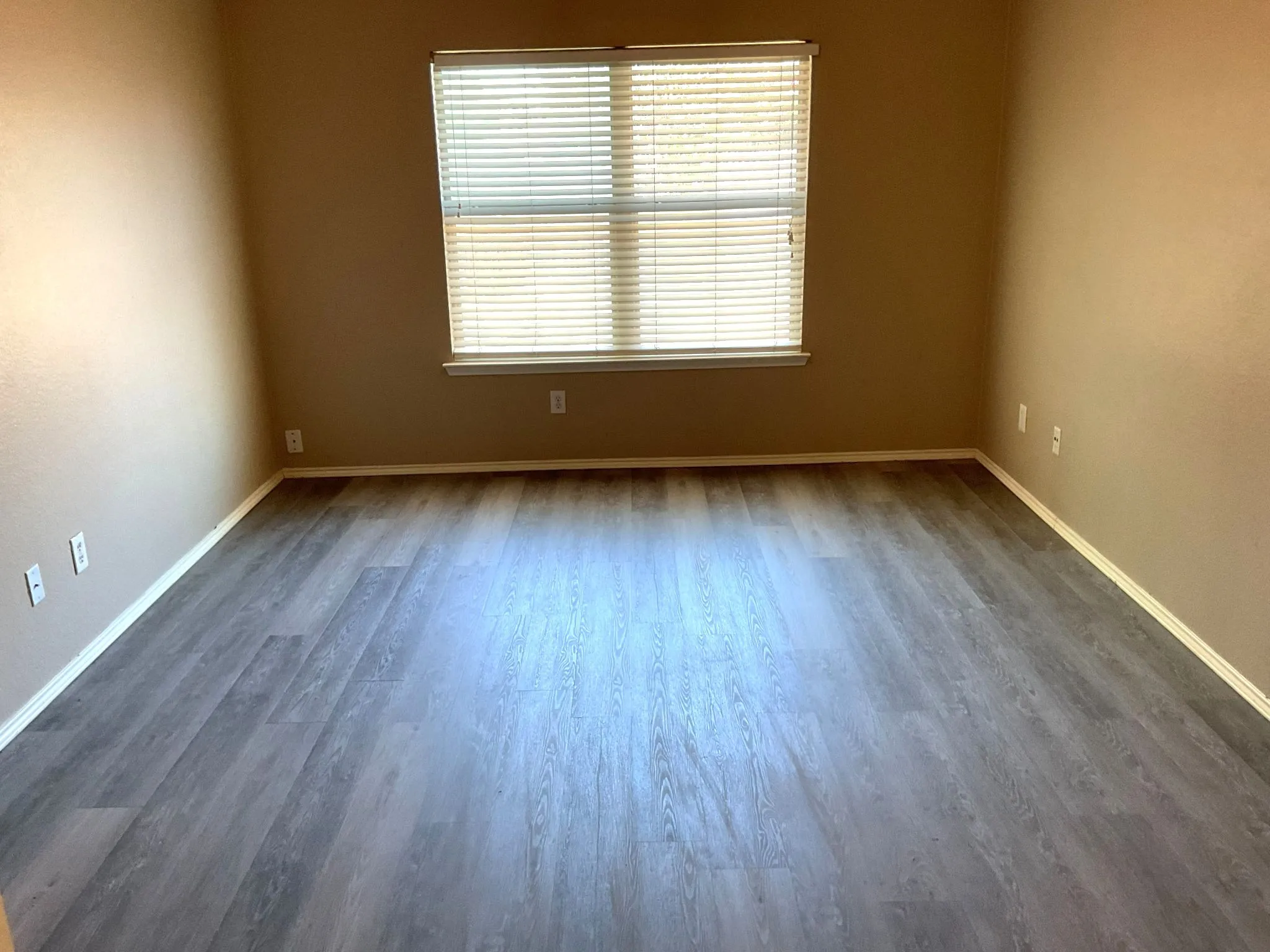 Single Family Residence For Rent in Johnson County , 1001 Stockton Drive, Burleson, Texas 76028, 3 Bedroom, 2 Bathroom, 2 Garage spaces, 1,695 Sqft, built in 2002, mls#21327386, Real Estate Agent in Burleson, Homes For Rent in Johnson county, Homes For Rent in Burleson, Realtor in Burleson Texas, Real Estate Brokerage Independent Realty Texas, Luminita Cordes Realtor