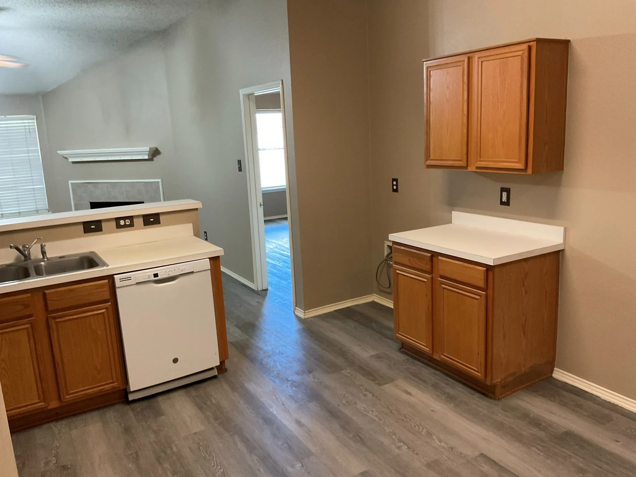 Single Family Residence For Rent in Johnson County , 1001 Stockton Drive, Burleson, Texas 76028, 3 Bedroom, 2 Bathroom, 2 Garage spaces, 1,695 Sqft, built in 2002, mls#21327386, Real Estate Agent in Burleson, Homes For Rent in Johnson county, Homes For Rent in Burleson, Realtor in Burleson Texas, Real Estate Brokerage Independent Realty Texas, Luminita Cordes Realtor