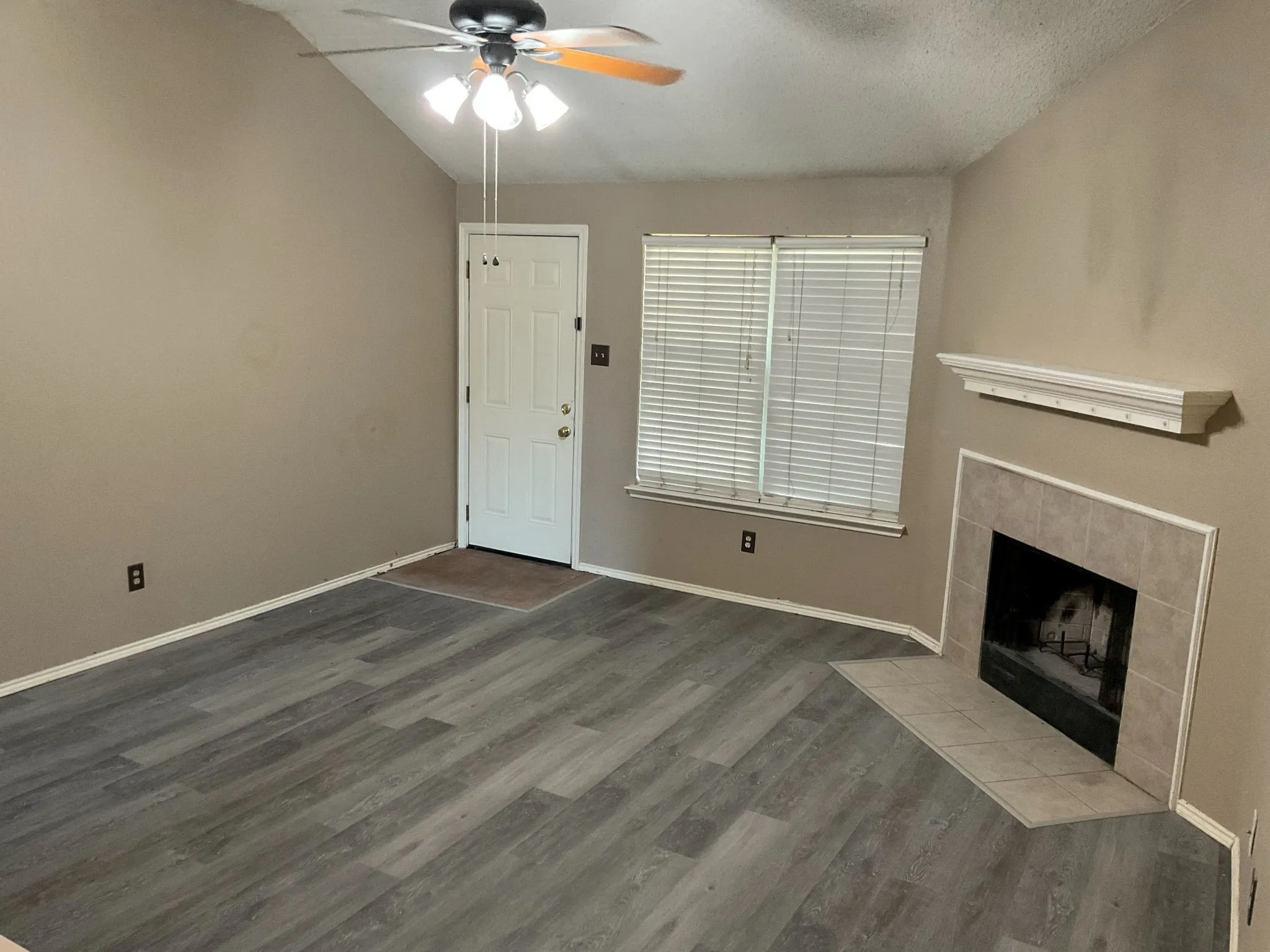 Single Family Residence For Rent in Johnson County , 1001 Stockton Drive, Burleson, Texas 76028, 3 Bedroom, 2 Bathroom, 2 Garage spaces, 1,695 Sqft, built in 2002, mls#21327386, Real Estate Agent in Burleson, Homes For Rent in Johnson county, Homes For Rent in Burleson, Realtor in Burleson Texas, Real Estate Brokerage Independent Realty Texas, Luminita Cordes Realtor