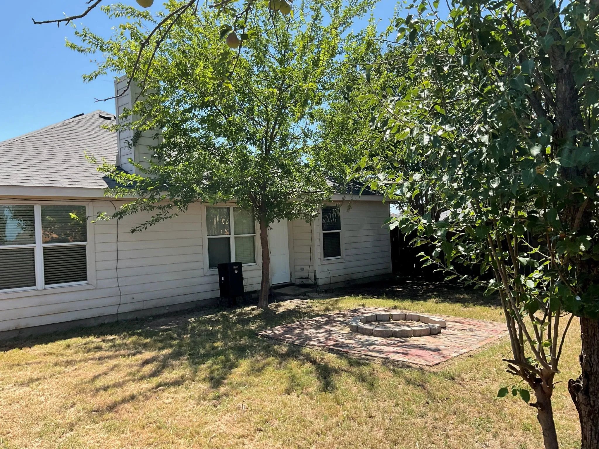 Single Family Residence For Rent in Johnson County , 1001 Stockton Drive, Burleson, Texas 76028, 3 Bedroom, 2 Bathroom, 2 Garage spaces, 1,695 Sqft, built in 2002, mls#21327386, Real Estate Agent in Burleson, Homes For Rent in Johnson county, Homes For Rent in Burleson, Realtor in Burleson Texas, Real Estate Brokerage Independent Realty Texas, Luminita Cordes Realtor