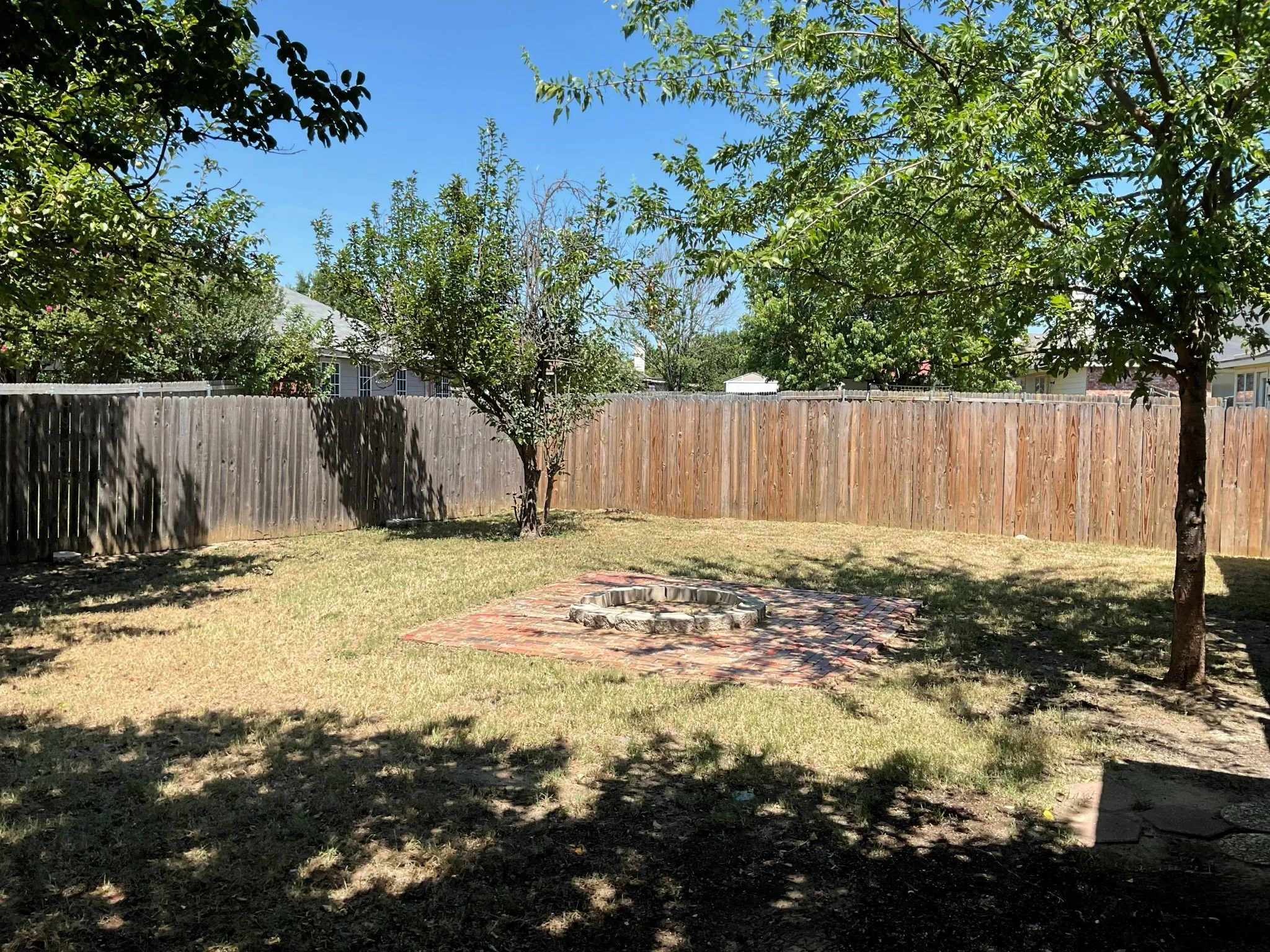 Single Family Residence For Rent in Johnson County , 1001 Stockton Drive, Burleson, Texas 76028, 3 Bedroom, 2 Bathroom, 2 Garage spaces, 1,695 Sqft, built in 2002, mls#21327386, Real Estate Agent in Burleson, Homes For Rent in Johnson county, Homes For Rent in Burleson, Realtor in Burleson Texas, Real Estate Brokerage Independent Realty Texas, Luminita Cordes Realtor