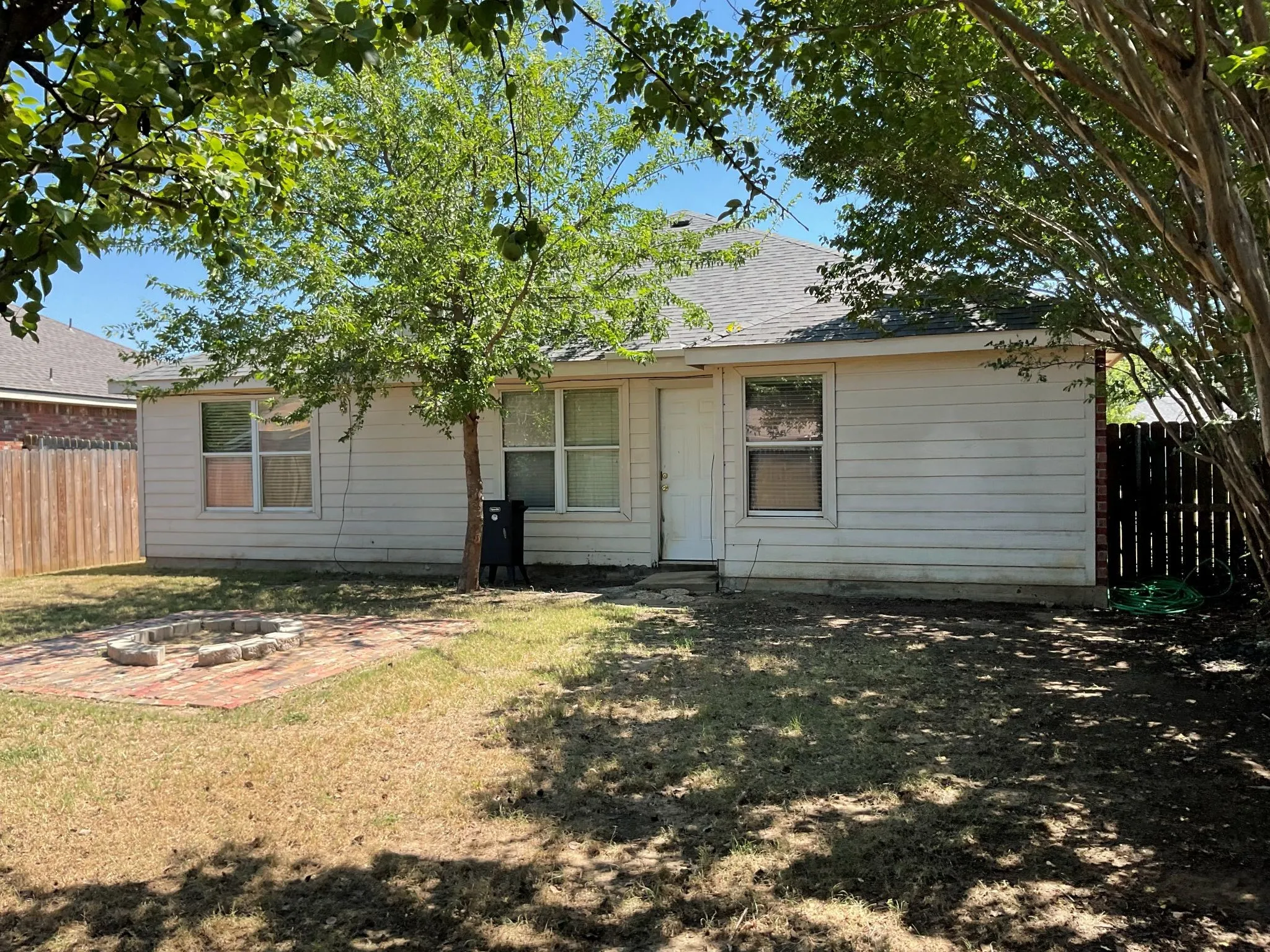 Single Family Residence For Rent in Johnson County , 1001 Stockton Drive, Burleson, Texas 76028, 3 Bedroom, 2 Bathroom, 2 Garage spaces, 1,695 Sqft, built in 2002, mls#21327386, Real Estate Agent in Burleson, Homes For Rent in Johnson county, Homes For Rent in Burleson, Realtor in Burleson Texas, Real Estate Brokerage Independent Realty Texas, Luminita Cordes Realtor