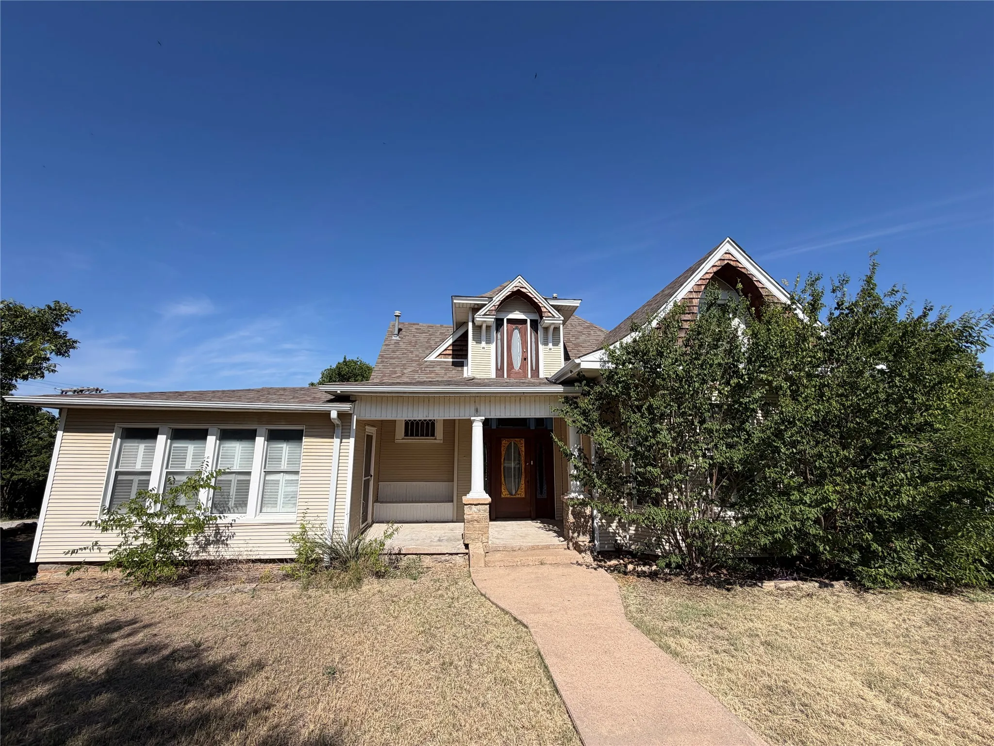Single Family Residence For Sale in Throckmorton County , 301 N Pettit, Throckmorton, Texas 76483, 4 Bedroom, 2 Bathroom, Garage spaces, 1,888 Sqft, built in 1900, Price $75,000, mls#21342774, Real Estate Agent in Throckmorton, Homes For Sale in Throckmorton county, Homes For Sale in Throckmorton, Realtor in Throckmorton Texas, Real Estate Brokerage Independent Realty Texas, Luminita Cordes Realtor