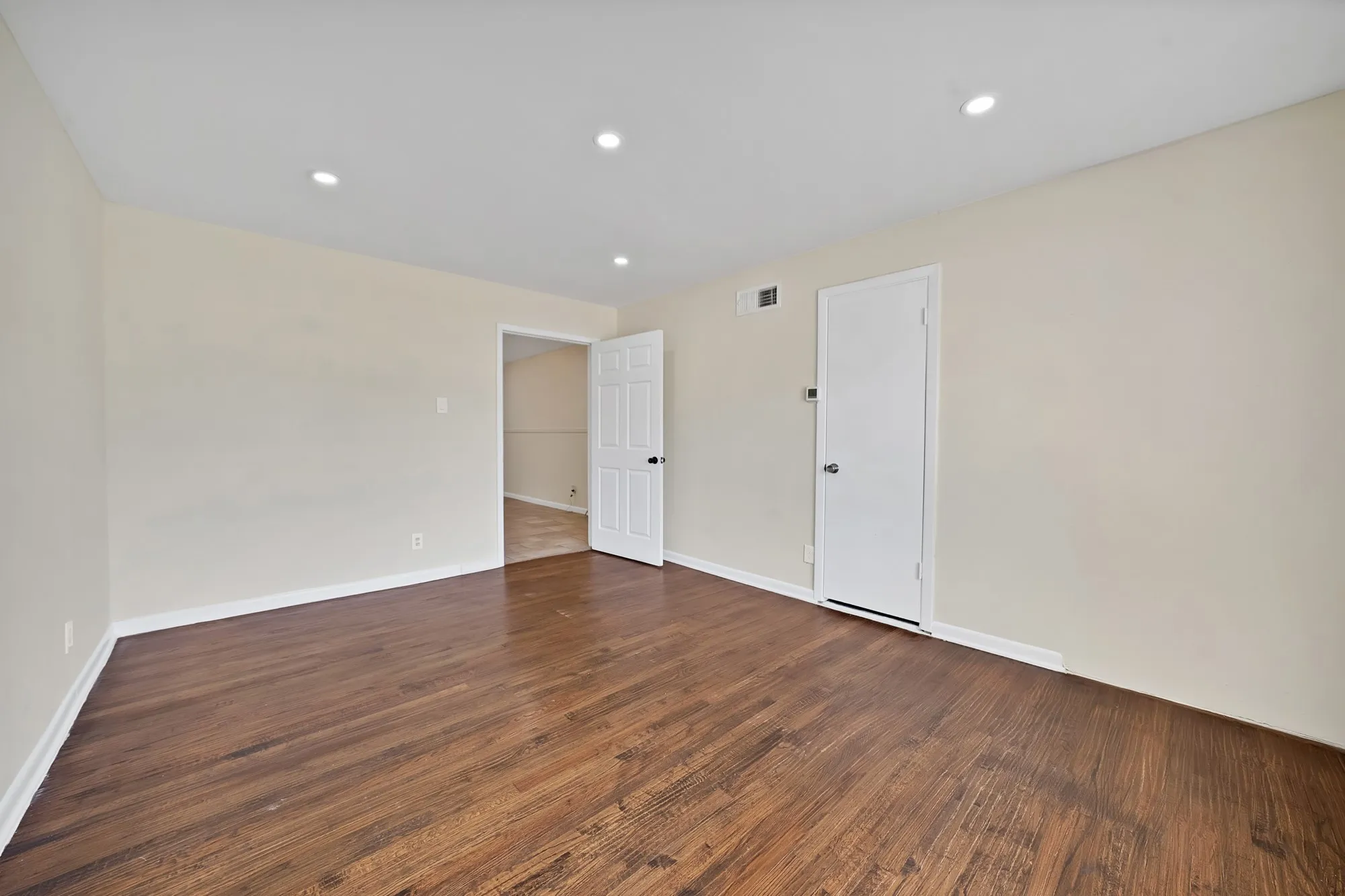 Single Family Residence For Sale in Dallas County , 8533 Blossom Lane, Dallas, Texas 75227, 4 Bedroom, 2 Bathroom, 2 Garage spaces, 1,460 Sqft, built in 1962, mls#21342821, Real Estate Agent in Dallas, Homes For Sale in Dallas county, Homes For Sale in Dallas, Realtor in Dallas Texas, Real Estate Brokerage Independent Realty Texas, Luminita Cordes Realtor