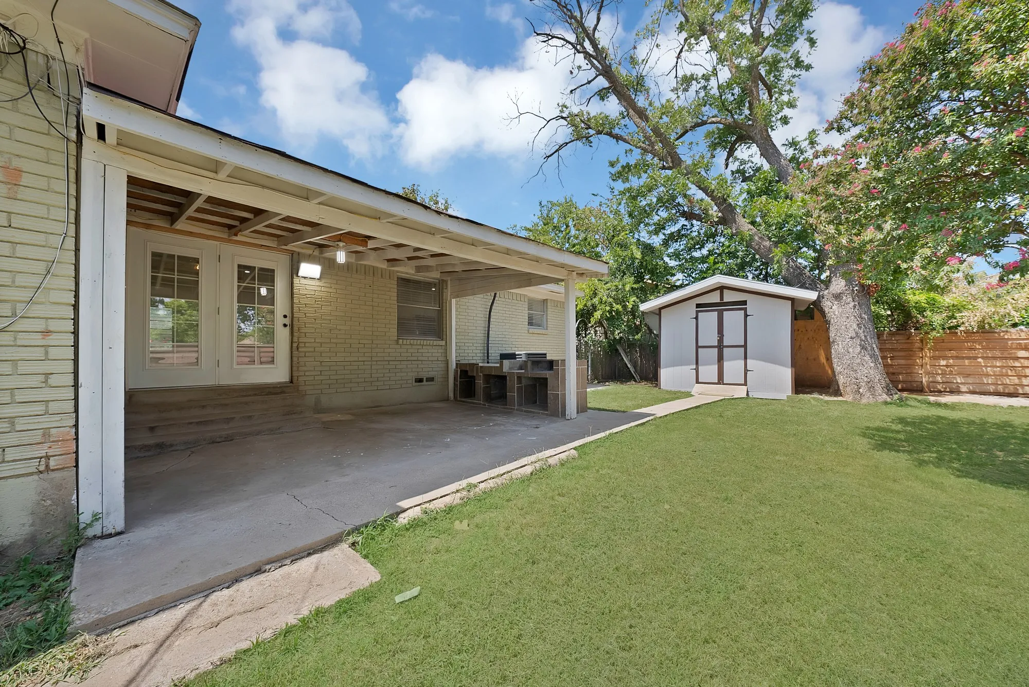 Single Family Residence For Sale in Dallas County , 8533 Blossom Lane, Dallas, Texas 75227, 4 Bedroom, 2 Bathroom, 2 Garage spaces, 1,460 Sqft, built in 1962, mls#21342821, Real Estate Agent in Dallas, Homes For Sale in Dallas county, Homes For Sale in Dallas, Realtor in Dallas Texas, Real Estate Brokerage Independent Realty Texas, Luminita Cordes Realtor