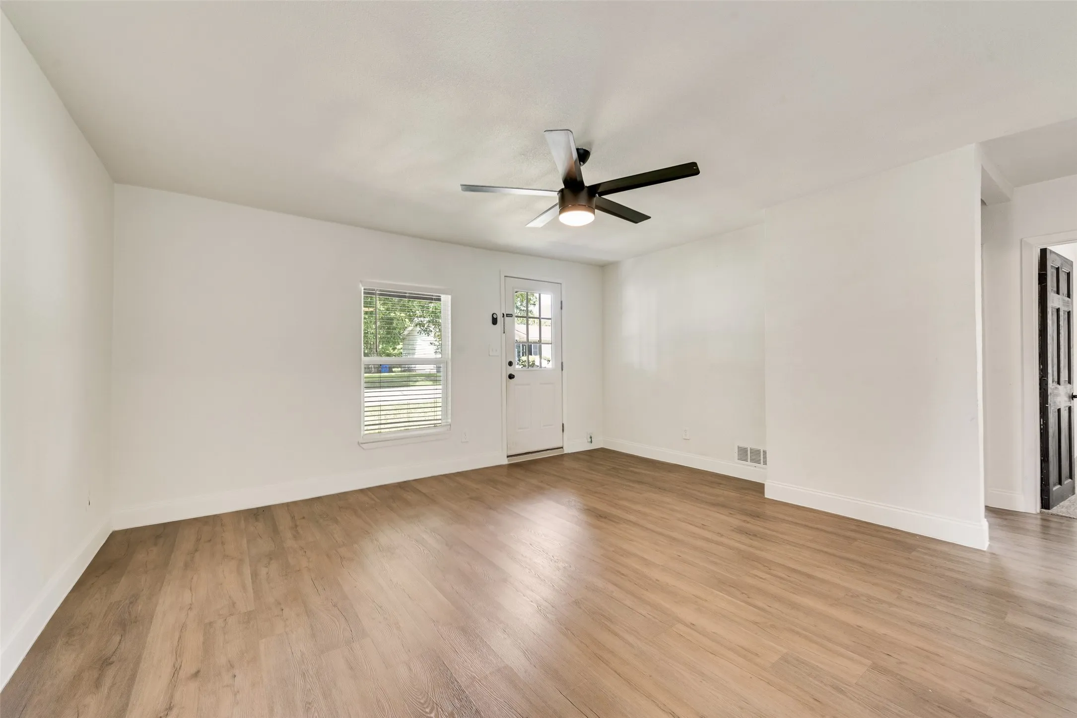 Single Family Residence For Sale in Kaufman County , 105 Weaver Street, Forney, Texas 75126, 3 Bedroom, 1 Bathroom, 1 Garage spaces, 1,000 Sqft, built in 1900, mls#21342716, Real Estate Agent in Forney, Homes For Sale in Kaufman county, Homes For Sale in Forney, Realtor in Forney Texas, Real Estate Brokerage Independent Realty Texas, Luminita Cordes Realtor