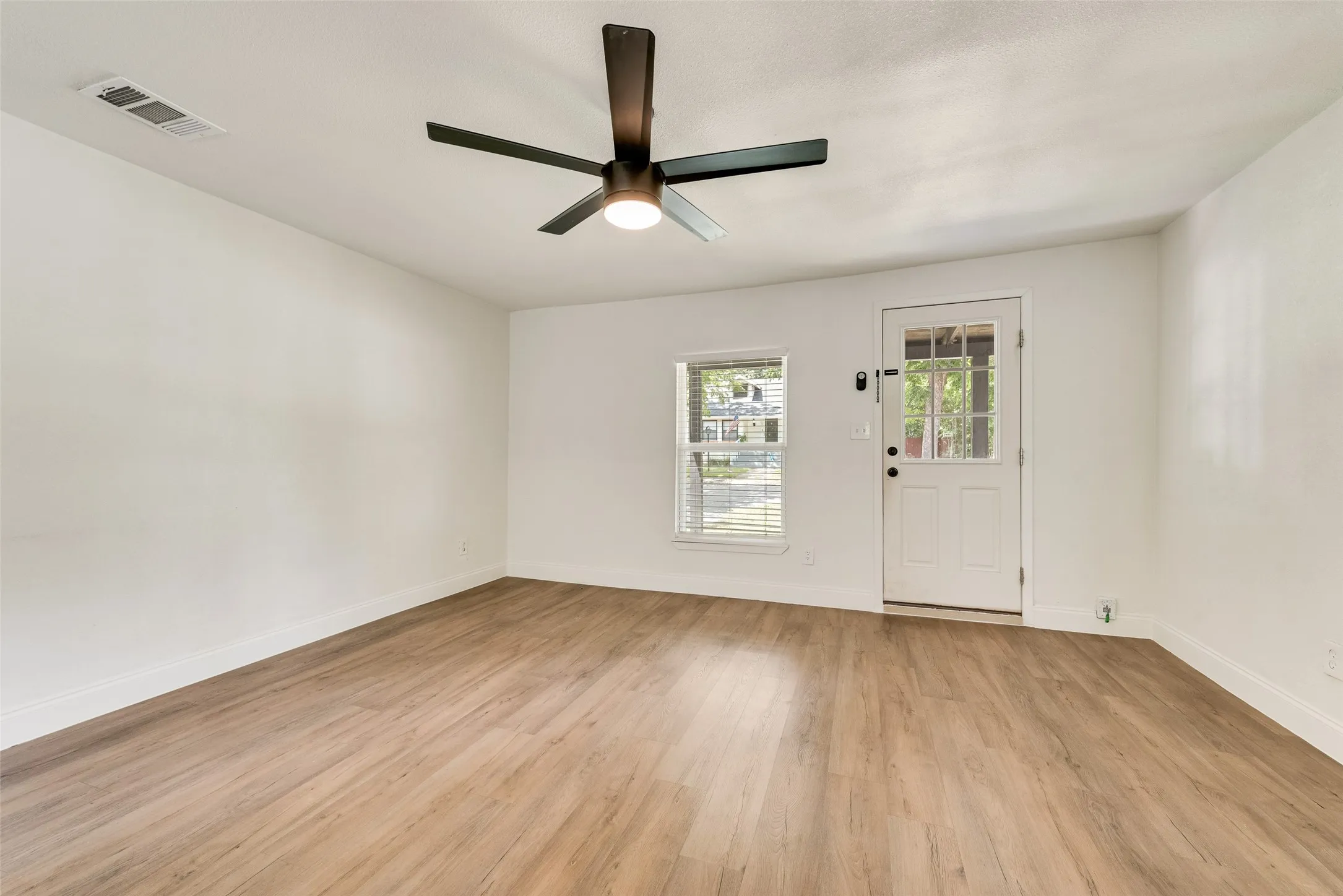 Single Family Residence For Sale in Kaufman County , 105 Weaver Street, Forney, Texas 75126, 3 Bedroom, 1 Bathroom, 1 Garage spaces, 1,000 Sqft, built in 1900, mls#21342716, Real Estate Agent in Forney, Homes For Sale in Kaufman county, Homes For Sale in Forney, Realtor in Forney Texas, Real Estate Brokerage Independent Realty Texas, Luminita Cordes Realtor