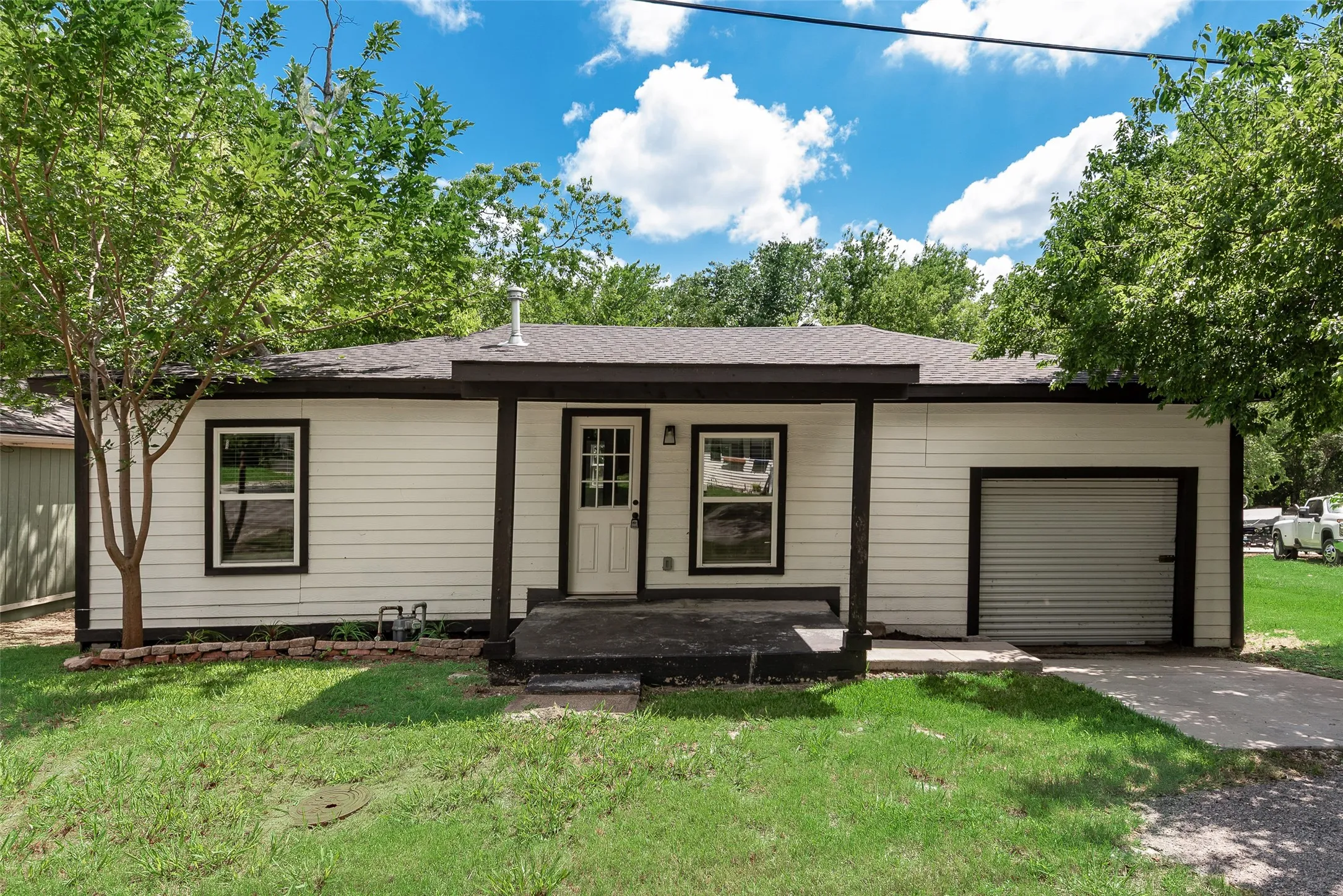 Single Family Residence For Sale in Kaufman County , 105 Weaver Street, Forney, Texas 75126, 3 Bedroom, 1 Bathroom, 1 Garage spaces, 1,000 Sqft, built in 1900, mls#21342716, Real Estate Agent in Forney, Homes For Sale in Kaufman county, Homes For Sale in Forney, Realtor in Forney Texas, Real Estate Brokerage Independent Realty Texas, Luminita Cordes Realtor