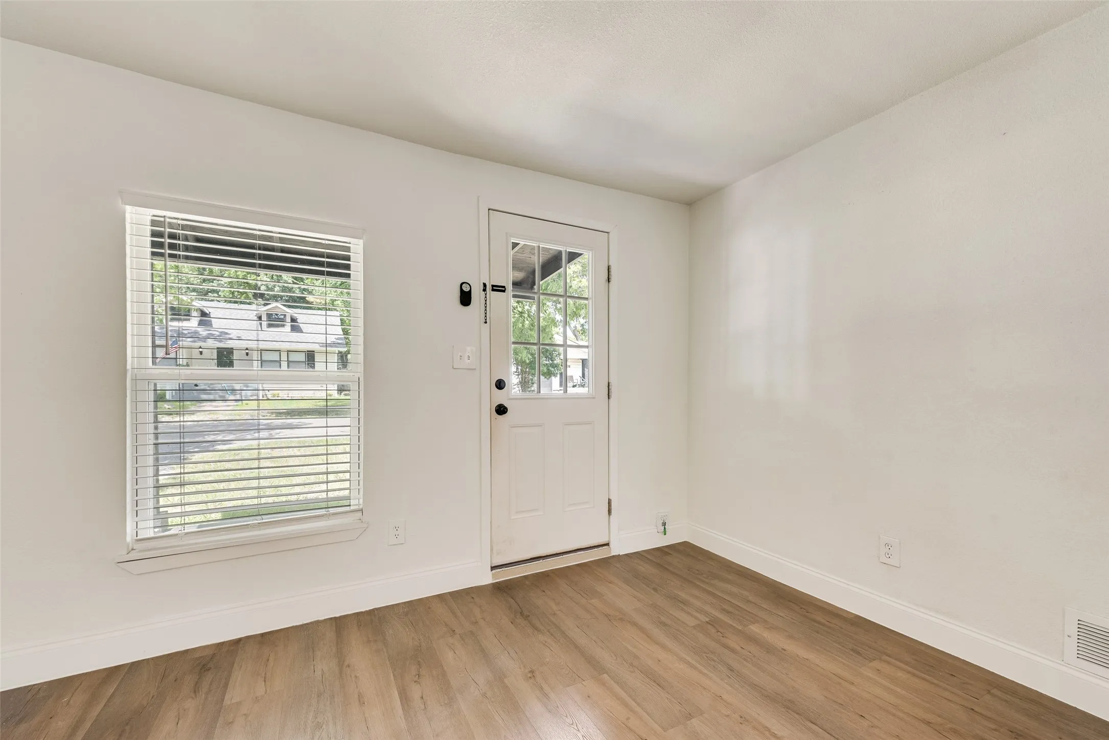 Single Family Residence For Sale in Kaufman County , 105 Weaver Street, Forney, Texas 75126, 3 Bedroom, 1 Bathroom, 1 Garage spaces, 1,000 Sqft, built in 1900, mls#21342716, Real Estate Agent in Forney, Homes For Sale in Kaufman county, Homes For Sale in Forney, Realtor in Forney Texas, Real Estate Brokerage Independent Realty Texas, Luminita Cordes Realtor