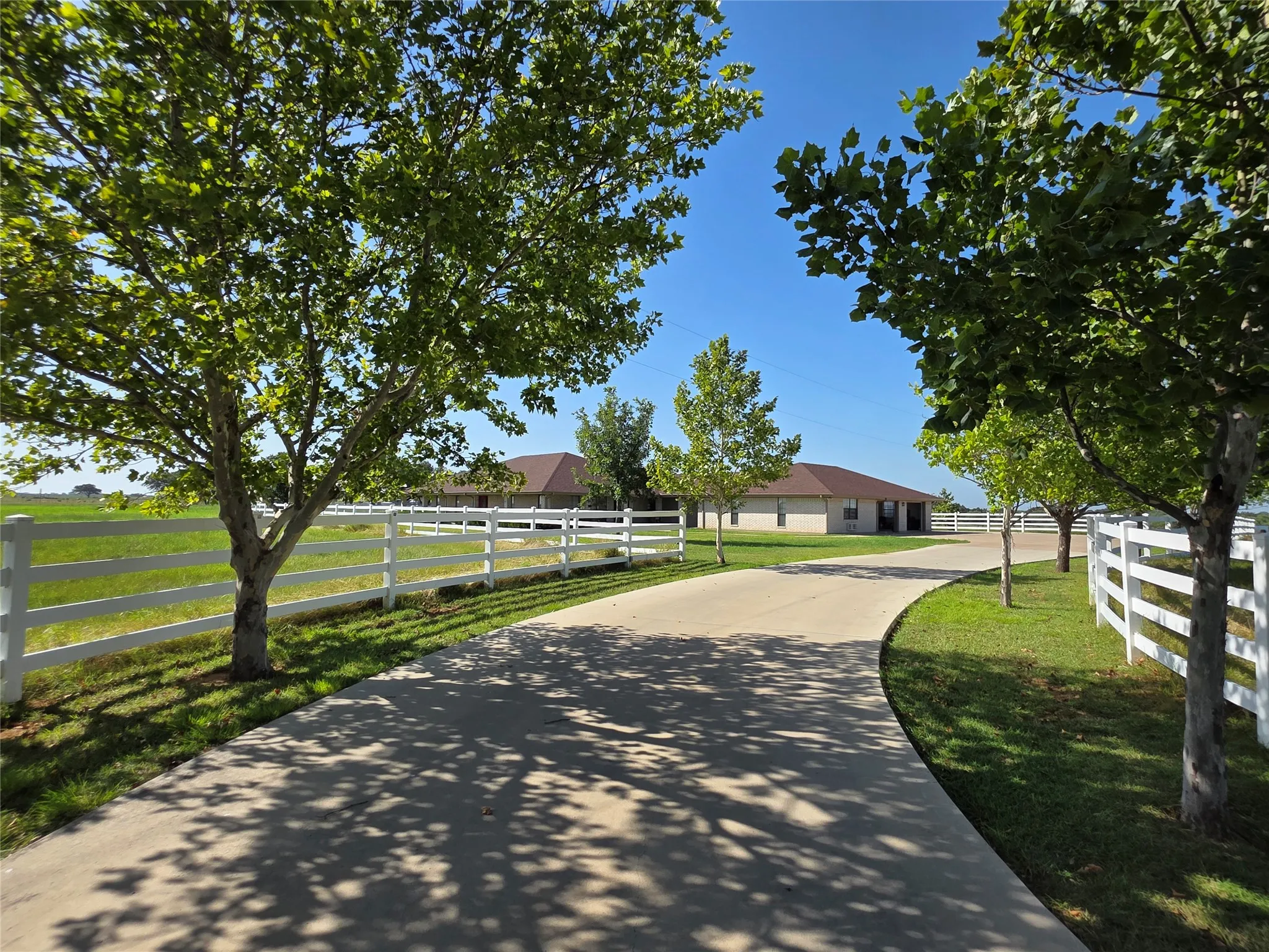 Single Family Residence For Sale in Brown County , 2195 Fm-585, Bangs, Texas 76823, 3 Bedroom, 4 Bathroom, 3 Garage spaces, 2,979 Sqft, built in 1999, Price $749,850, mls#21342829, Real Estate Agent in Bangs, Homes For Sale in Brown county, Homes For Sale in Bangs, Realtor in Bangs Texas, Real Estate Brokerage Independent Realty Texas, Luminita Cordes Realtor