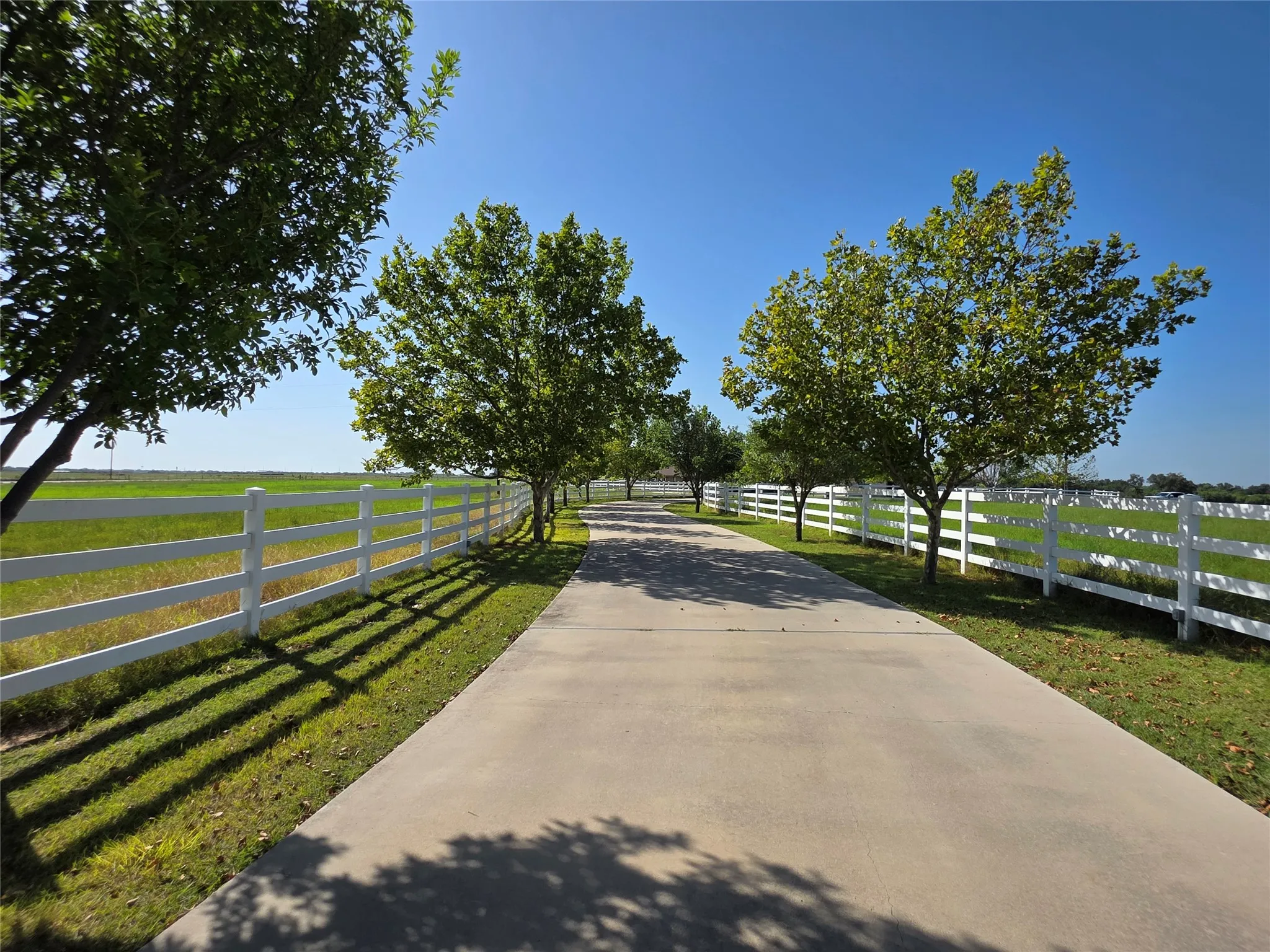Single Family Residence For Sale in Brown County , 2195 Fm-585, Bangs, Texas 76823, 3 Bedroom, 4 Bathroom, 3 Garage spaces, 2,979 Sqft, built in 1999, Price $749,850, mls#21342829, Real Estate Agent in Bangs, Homes For Sale in Brown county, Homes For Sale in Bangs, Realtor in Bangs Texas, Real Estate Brokerage Independent Realty Texas, Luminita Cordes Realtor