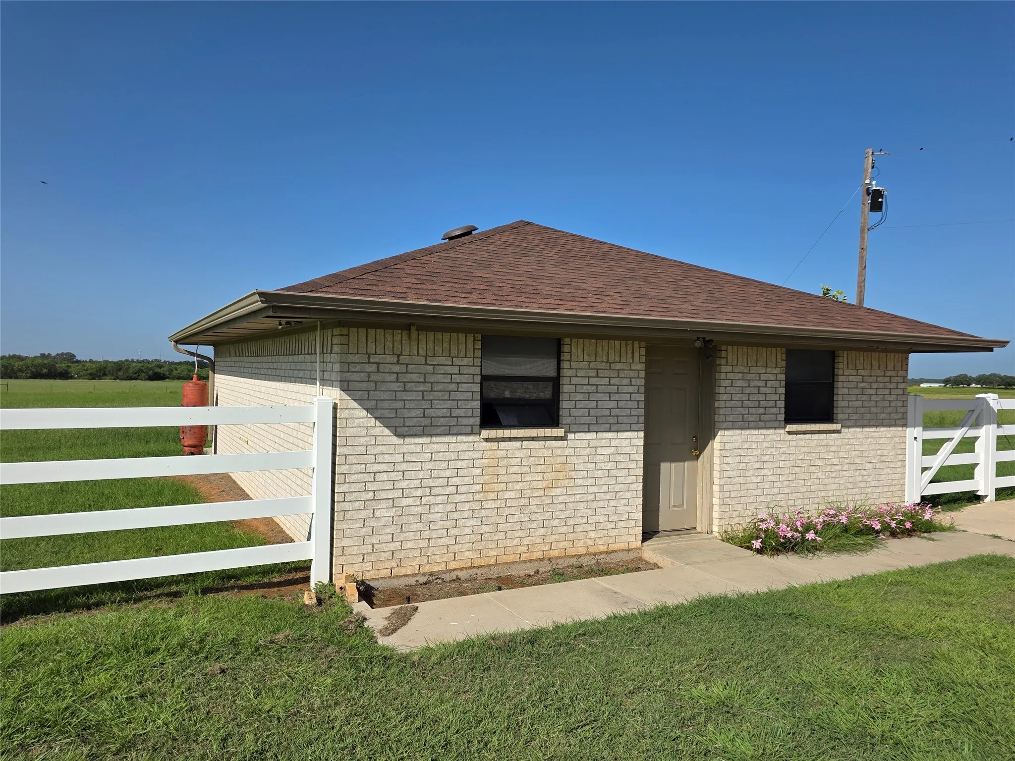Single Family Residence For Sale in Brown County , 2195 Fm-585, Bangs, Texas 76823, 3 Bedroom, 4 Bathroom, 3 Garage spaces, 2,979 Sqft, built in 1999, Price $749,850, mls#21342829, Real Estate Agent in Bangs, Homes For Sale in Brown county, Homes For Sale in Bangs, Realtor in Bangs Texas, Real Estate Brokerage Independent Realty Texas, Luminita Cordes Realtor
