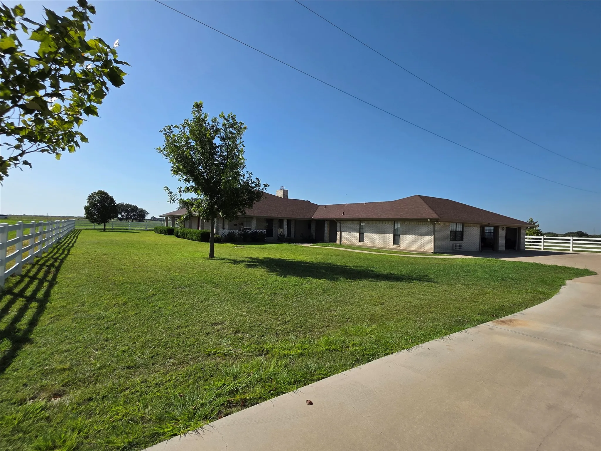 Single Family Residence For Sale in Brown County , 2195 Fm-585, Bangs, Texas 76823, 3 Bedroom, 4 Bathroom, 3 Garage spaces, 2,979 Sqft, built in 1999, Price $749,850, mls#21342829, Real Estate Agent in Bangs, Homes For Sale in Brown county, Homes For Sale in Bangs, Realtor in Bangs Texas, Real Estate Brokerage Independent Realty Texas, Luminita Cordes Realtor