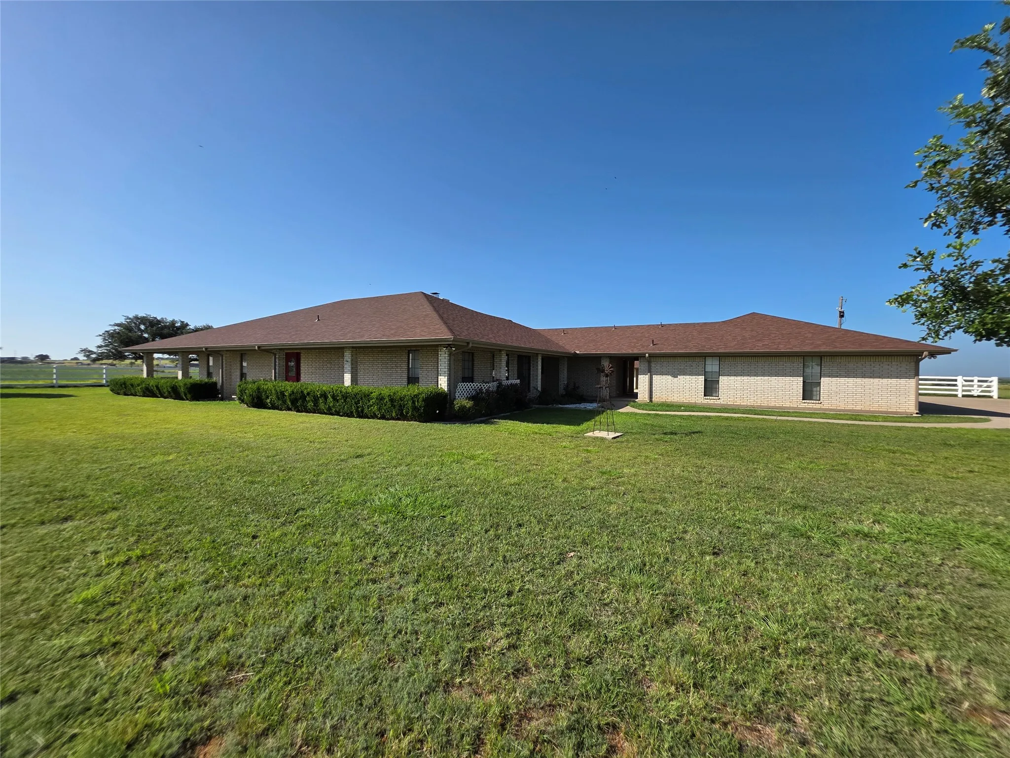 Single Family Residence For Sale in Brown County , 2195 Fm-585, Bangs, Texas 76823, 3 Bedroom, 4 Bathroom, 3 Garage spaces, 2,979 Sqft, built in 1999, Price $749,850, mls#21342829, Real Estate Agent in Bangs, Homes For Sale in Brown county, Homes For Sale in Bangs, Realtor in Bangs Texas, Real Estate Brokerage Independent Realty Texas, Luminita Cordes Realtor