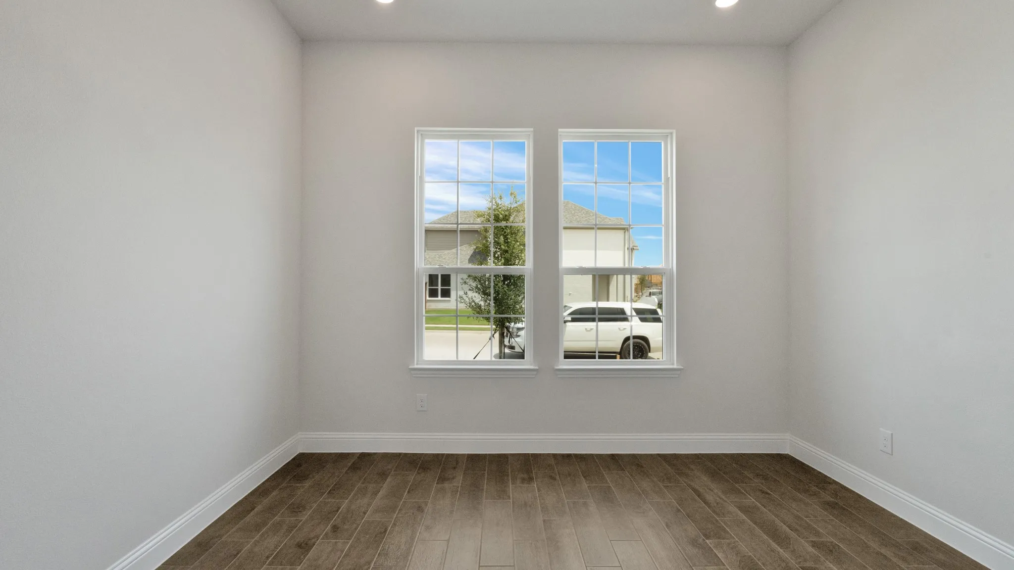 Unfurnished room with dark wood-style floors and recessed lighting