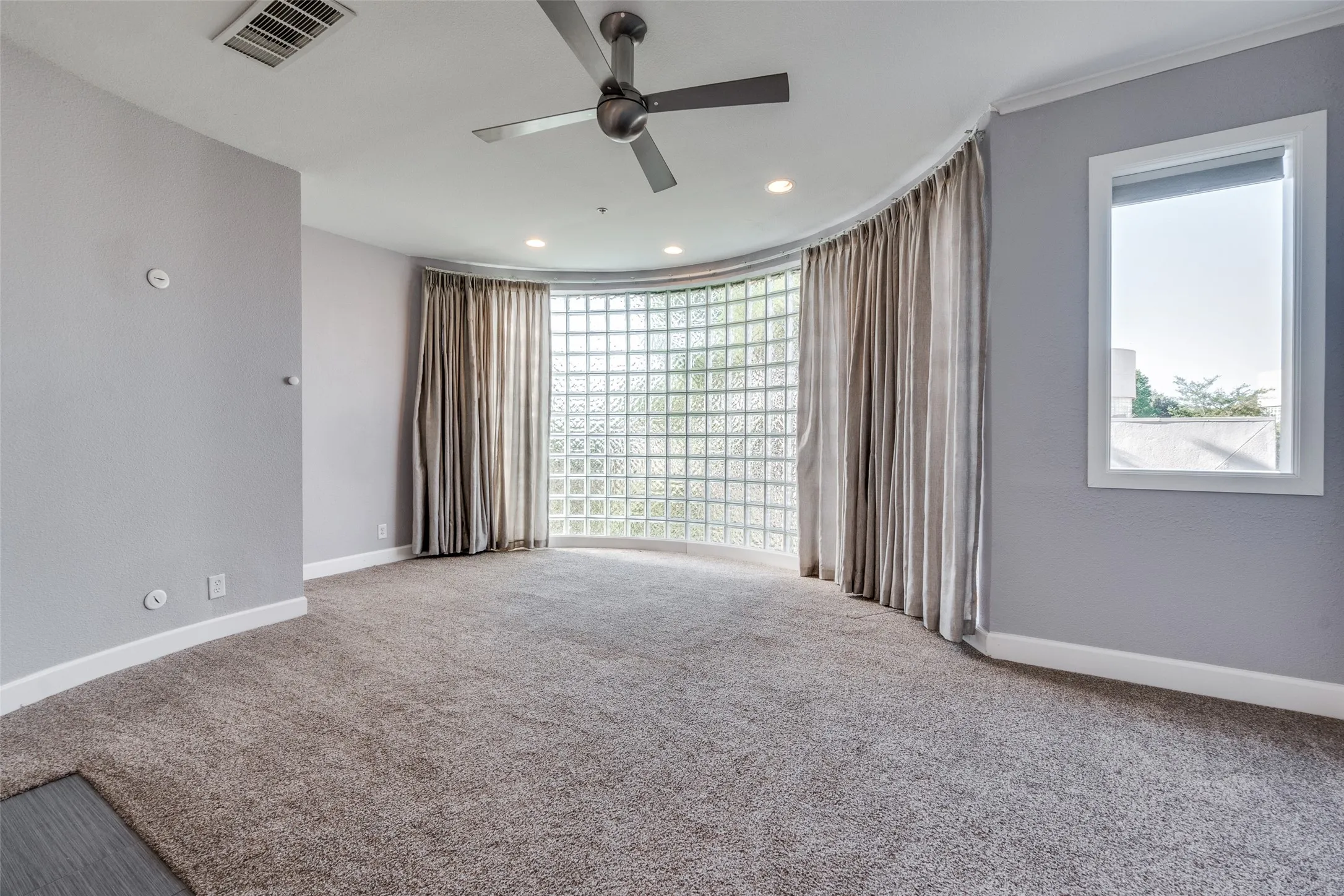 Condominium For Rent in Dallas County , 4040 Avondale Avenue 402, Dallas, Texas 75219, 3 Bedroom, 4 Bathroom, 2 Garage spaces, 2,088 Sqft, built in 1985, mls#21342845, Real Estate Agent in Dallas, Homes For Rent in Dallas county, Homes For Rent in Dallas, Realtor in Dallas Texas, Real Estate Brokerage Independent Realty Texas, Luminita Cordes Realtor