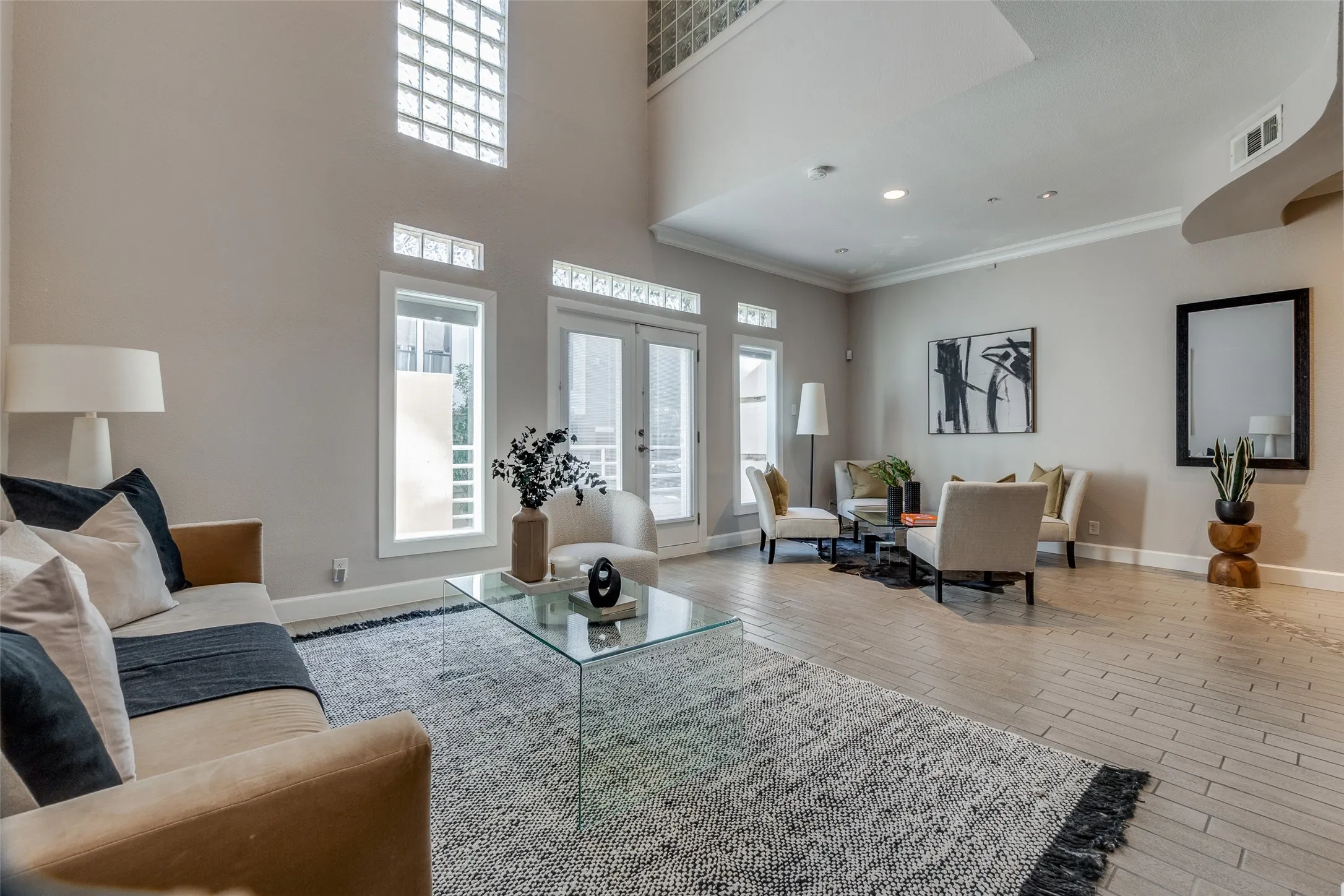 Condominium For Rent in Dallas County , 4040 Avondale Avenue 402, Dallas, Texas 75219, 3 Bedroom, 4 Bathroom, 2 Garage spaces, 2,088 Sqft, built in 1985, mls#21342845, Real Estate Agent in Dallas, Homes For Rent in Dallas county, Homes For Rent in Dallas, Realtor in Dallas Texas, Real Estate Brokerage Independent Realty Texas, Luminita Cordes Realtor